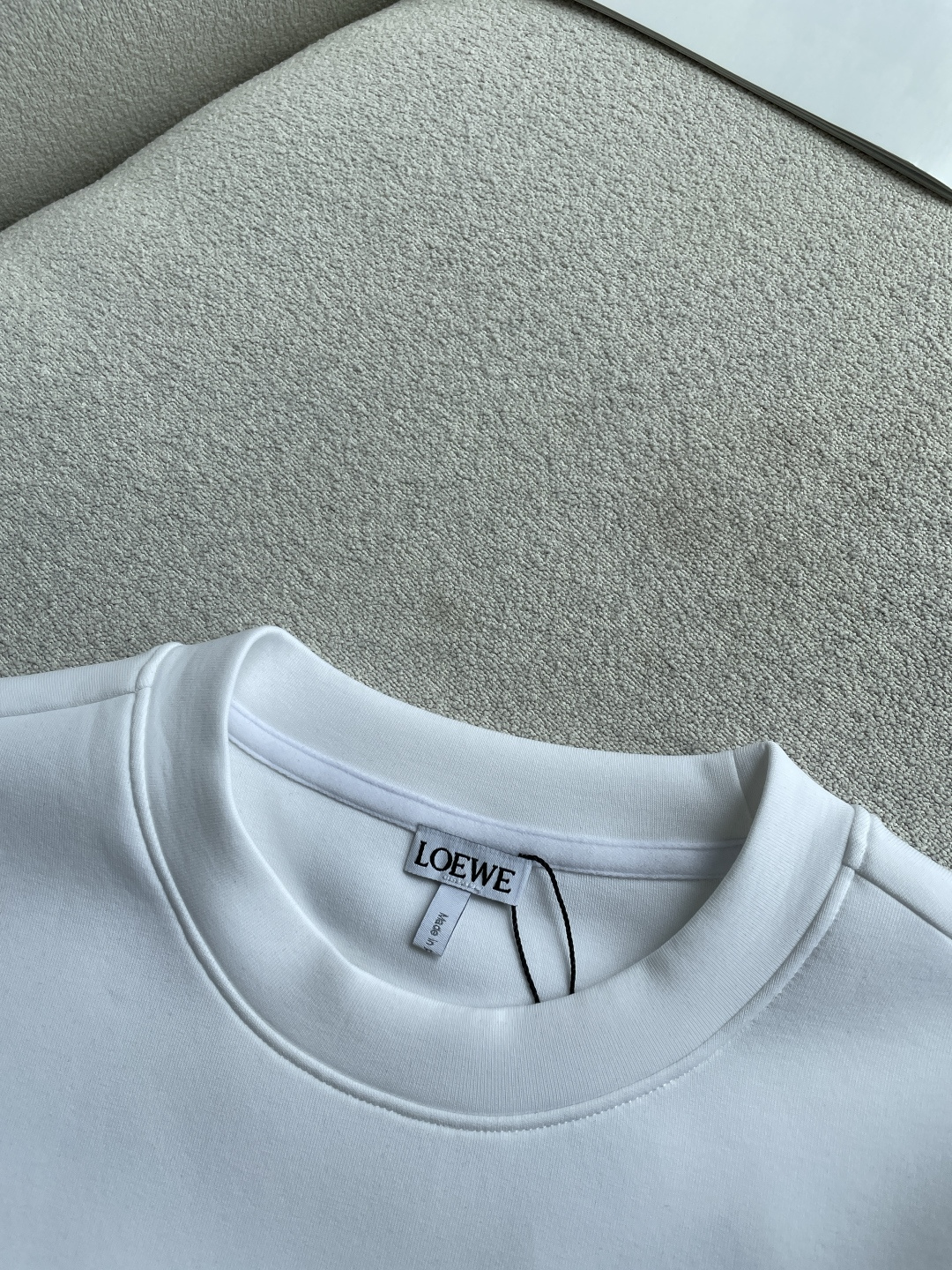 Loewe 2026秋冬专柜新款 时尚休闲打底衫长袖T恤,精选进口高密度双面拉架棉面料,精致原版logo打造,舒适性与 Loewe 2026秋冬专柜新款 时尚休闲打底衫长袖T恤,精选进口高密度双面拉架棉面料,精致原版logo打造,舒适性与