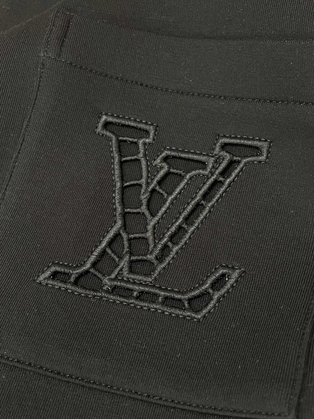 2026秋冬  Lv圆领刺绣短袖T恤打底衫 元素性的Logo徽章凸显休闲时尚魅力,依然独领时尚风骚.内搭好伴侣… 客供高