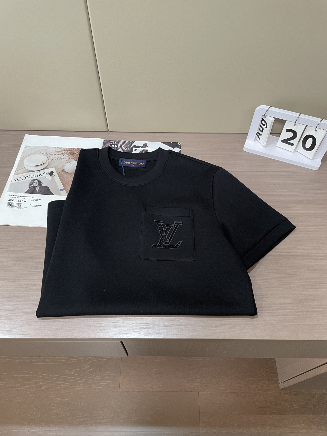 2026秋冬  Lv圆领刺绣短袖T恤打底衫 元素性的Logo徽章凸显休闲时尚魅力,依然独领时尚风骚.内搭好伴侣… 客供高