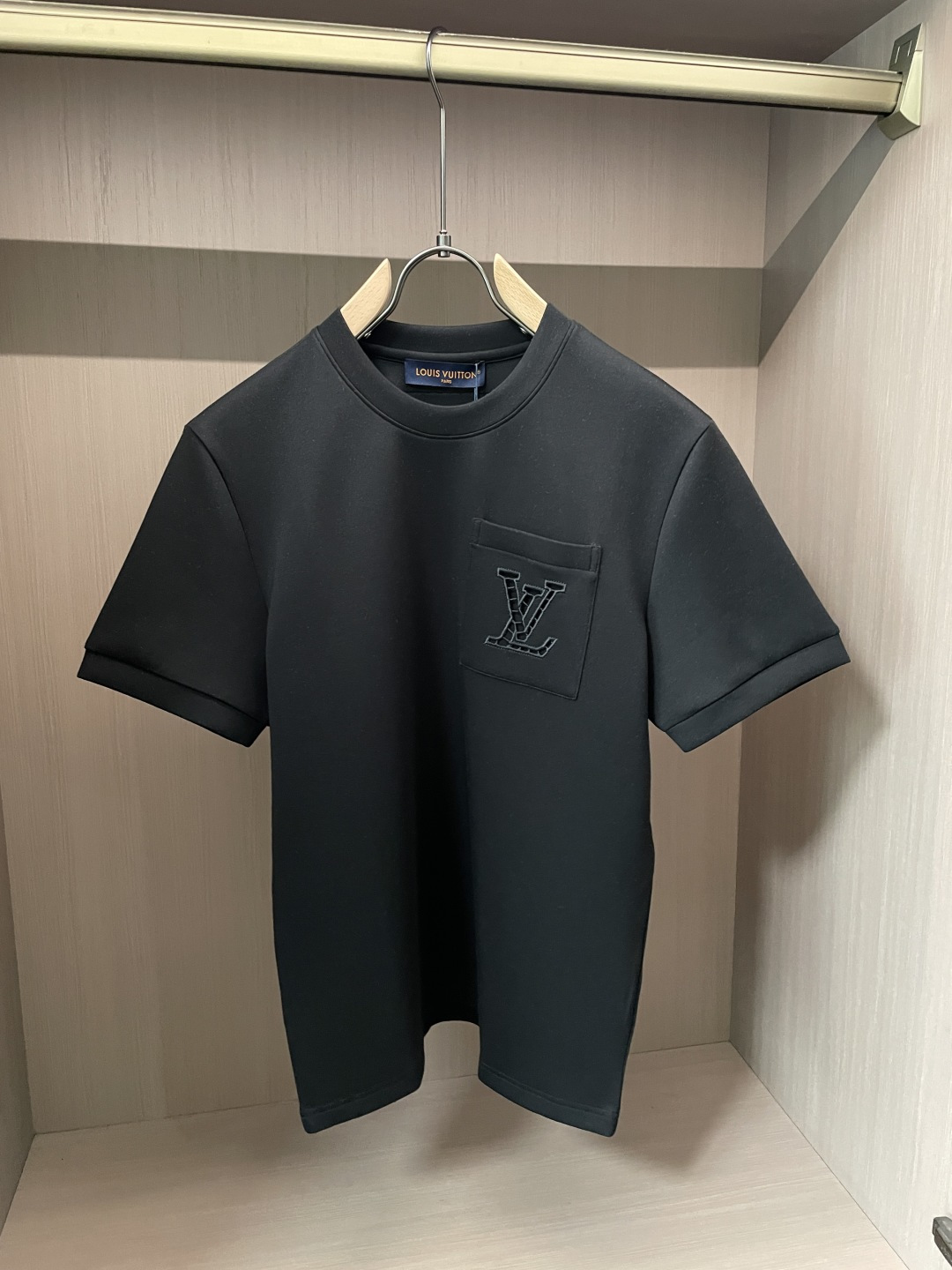 2026秋冬  Lv圆领刺绣短袖T恤打底衫 元素性的Logo徽章凸显休闲时尚魅力,依然独领时尚风骚.内搭好伴侣… 客供高