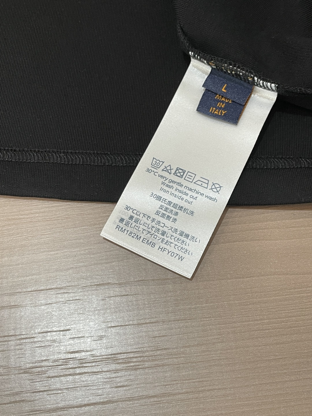 2026秋冬  Lv圆领刺绣短袖T恤打底衫 元素性的Logo徽章凸显休闲时尚魅力,依然独领时尚风骚.内搭好伴侣… 客供高