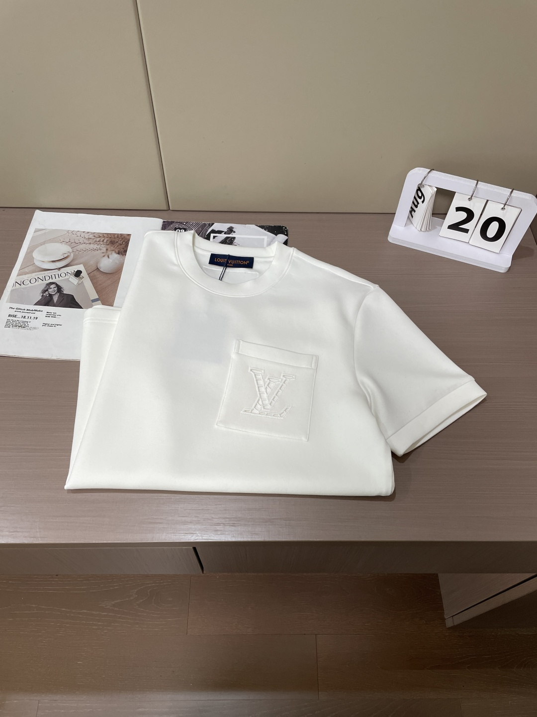 2026秋冬  Lv圆领刺绣短袖T恤打底衫 元素性的Logo徽章凸显休闲时尚魅力,依然独领时尚风骚.内搭好伴侣… 客供高