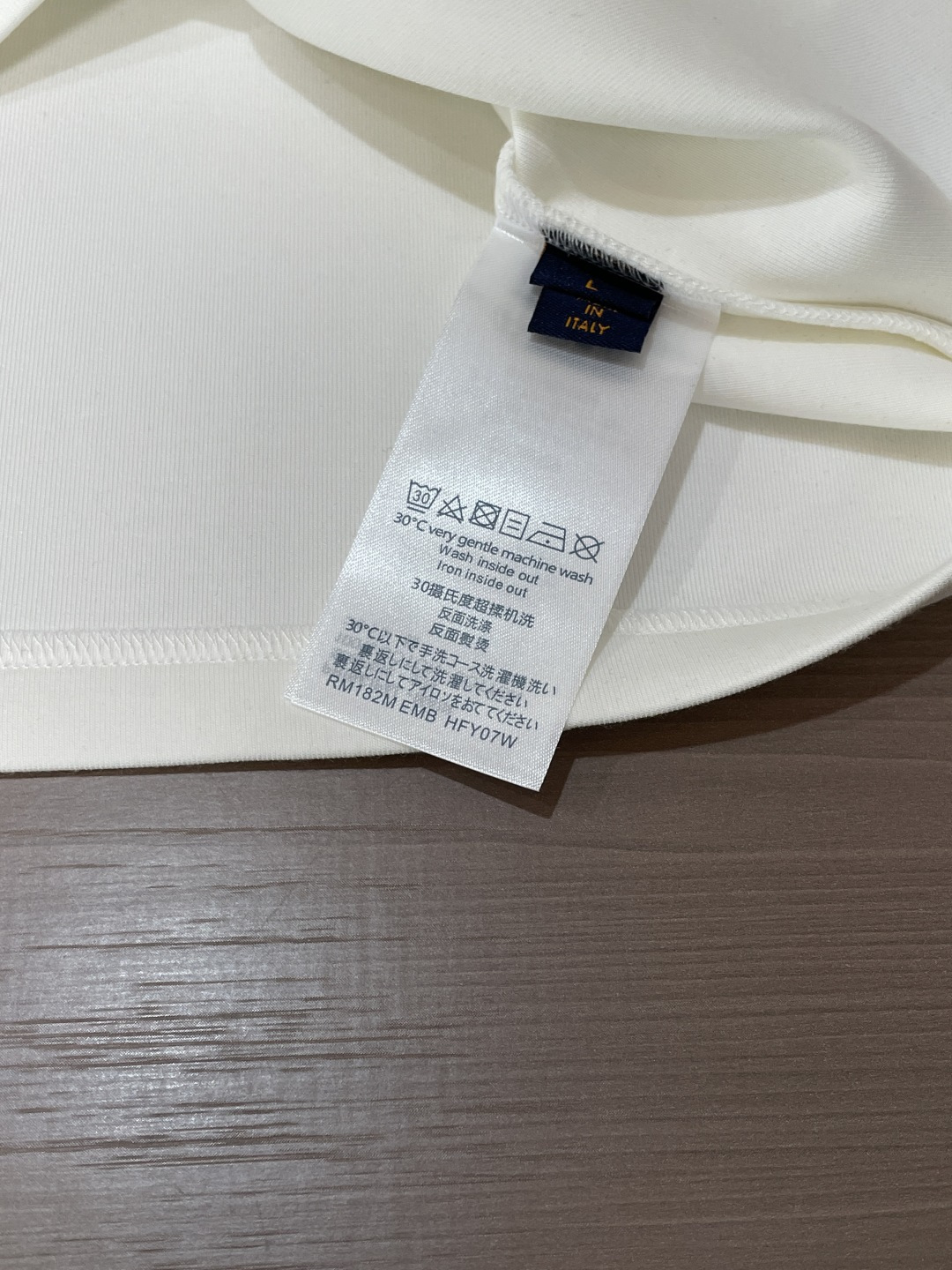 2026秋冬 Lv圆领刺绣短袖T恤打底衫 元素性的Logo徽章凸显休闲时尚魅力,依然独领时尚风骚.内搭好伴侣… 客供高 2026秋冬 Lv圆领刺绣短袖T恤打底衫 元素性的Logo徽章凸显休闲时尚魅力,依然独领时尚风骚.内搭好伴侣… 客供高