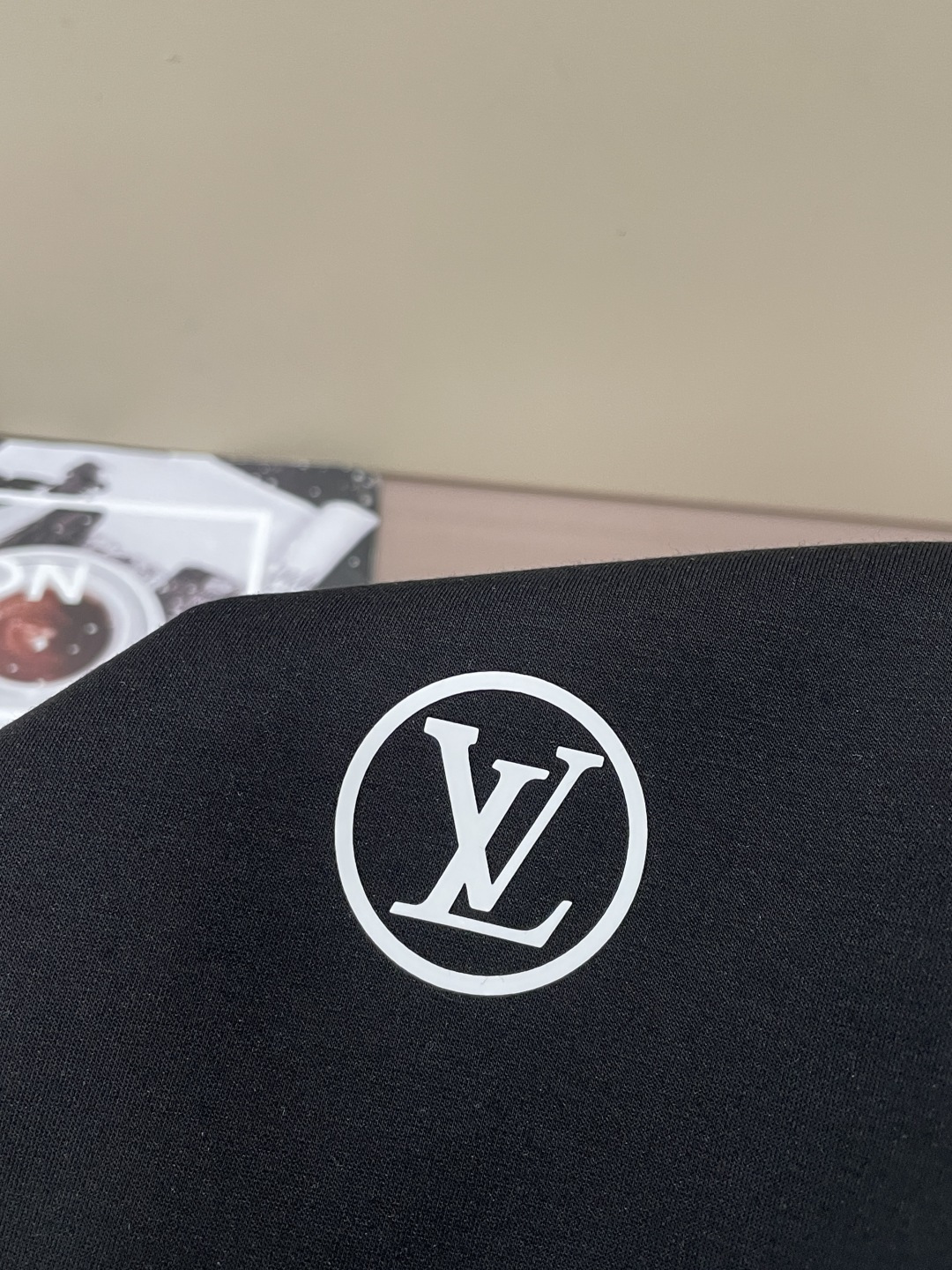 2026秋冬 Lv圆领刺绣短袖T恤打底衫 元素性的Logo徽章凸显休闲时尚魅力,依然独领时尚风骚.内搭好伴侣… 客供高 2026秋冬 Lv圆领刺绣短袖T恤打底衫 元素性的Logo徽章凸显休闲时尚魅力,依然独领时尚风骚.内搭好伴侣… 客供高