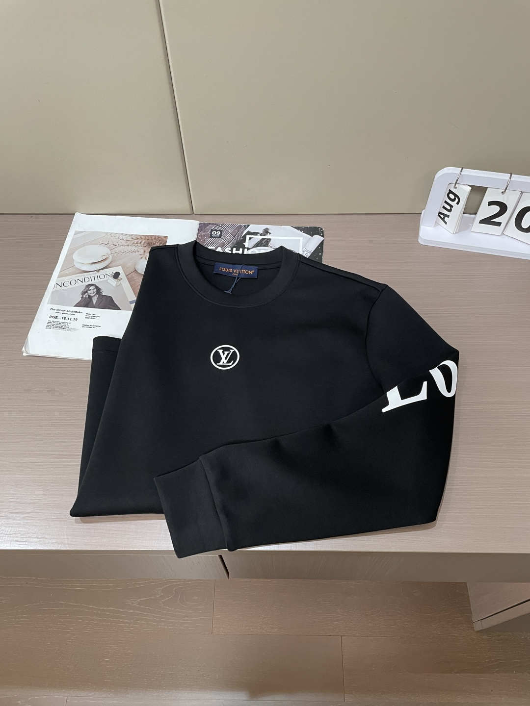 2026秋冬 Lv圆领刺绣短袖T恤打底衫 元素性的Logo徽章凸显休闲时尚魅力,依然独领时尚风骚.内搭好伴侣… 客供高 2026秋冬 Lv圆领刺绣短袖T恤打底衫 元素性的Logo徽章凸显休闲时尚魅力,依然独领时尚风骚.内搭好伴侣… 客供高