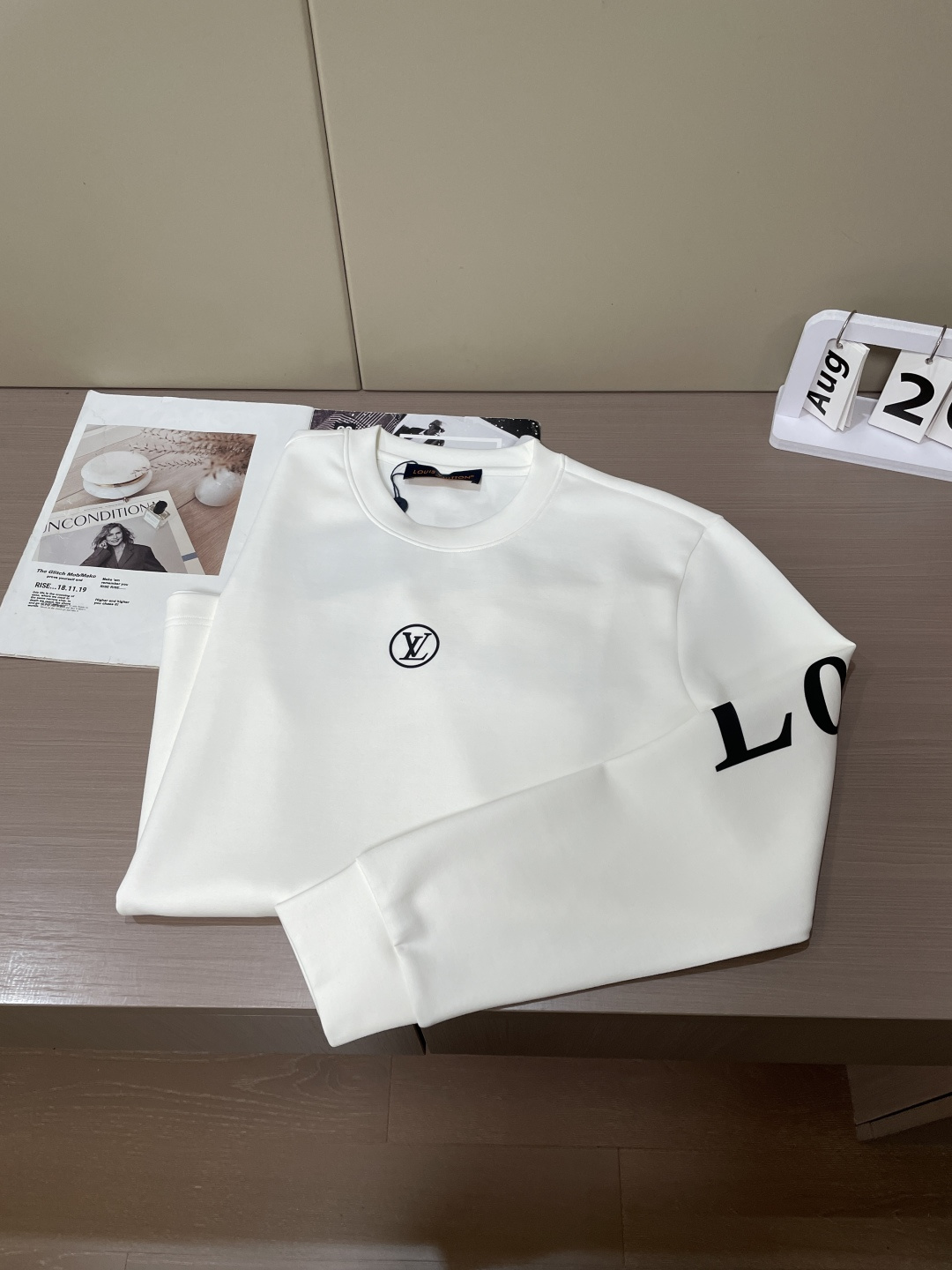 2026秋冬 Lv圆领刺绣短袖T恤打底衫 元素性的Logo徽章凸显休闲时尚魅力,依然独领时尚风骚.内搭好伴侣… 客供高 2026秋冬 Lv圆领刺绣短袖T恤打底衫 元素性的Logo徽章凸显休闲时尚魅力,依然独领时尚风骚.内搭好伴侣… 客供高