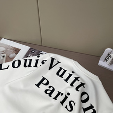 2026秋冬 Lv圆领刺绣短袖T恤打底衫 元素性的Logo徽章凸显休闲时尚魅力,依然独领时尚风骚.内搭好伴侣… 客供高 2026秋冬 Lv圆领刺绣短袖T恤打底衫 元素性的Logo徽章凸显休闲时尚魅力,依然独领时尚风骚.内搭好伴侣… 客供高