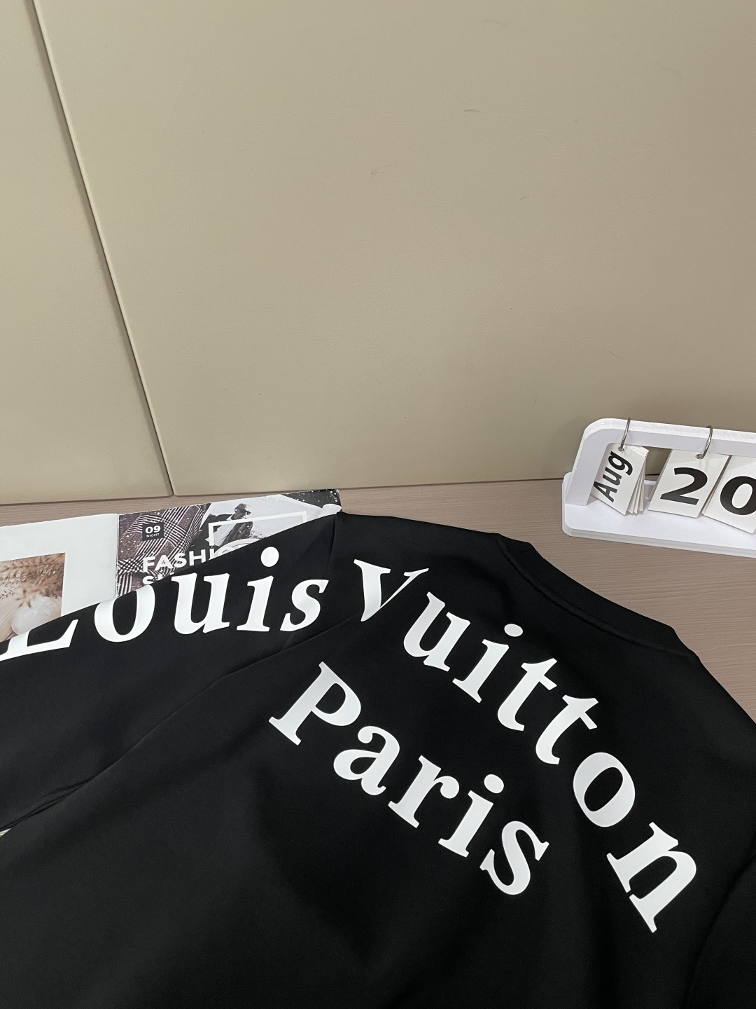 2026秋冬 Lv圆领刺绣短袖T恤打底衫 元素性的Logo徽章凸显休闲时尚魅力,依然独领时尚风骚.内搭好伴侣… 客供高 2026秋冬 Lv圆领刺绣短袖T恤打底衫 元素性的Logo徽章凸显休闲时尚魅力,依然独领时尚风骚.内搭好伴侣… 客供高