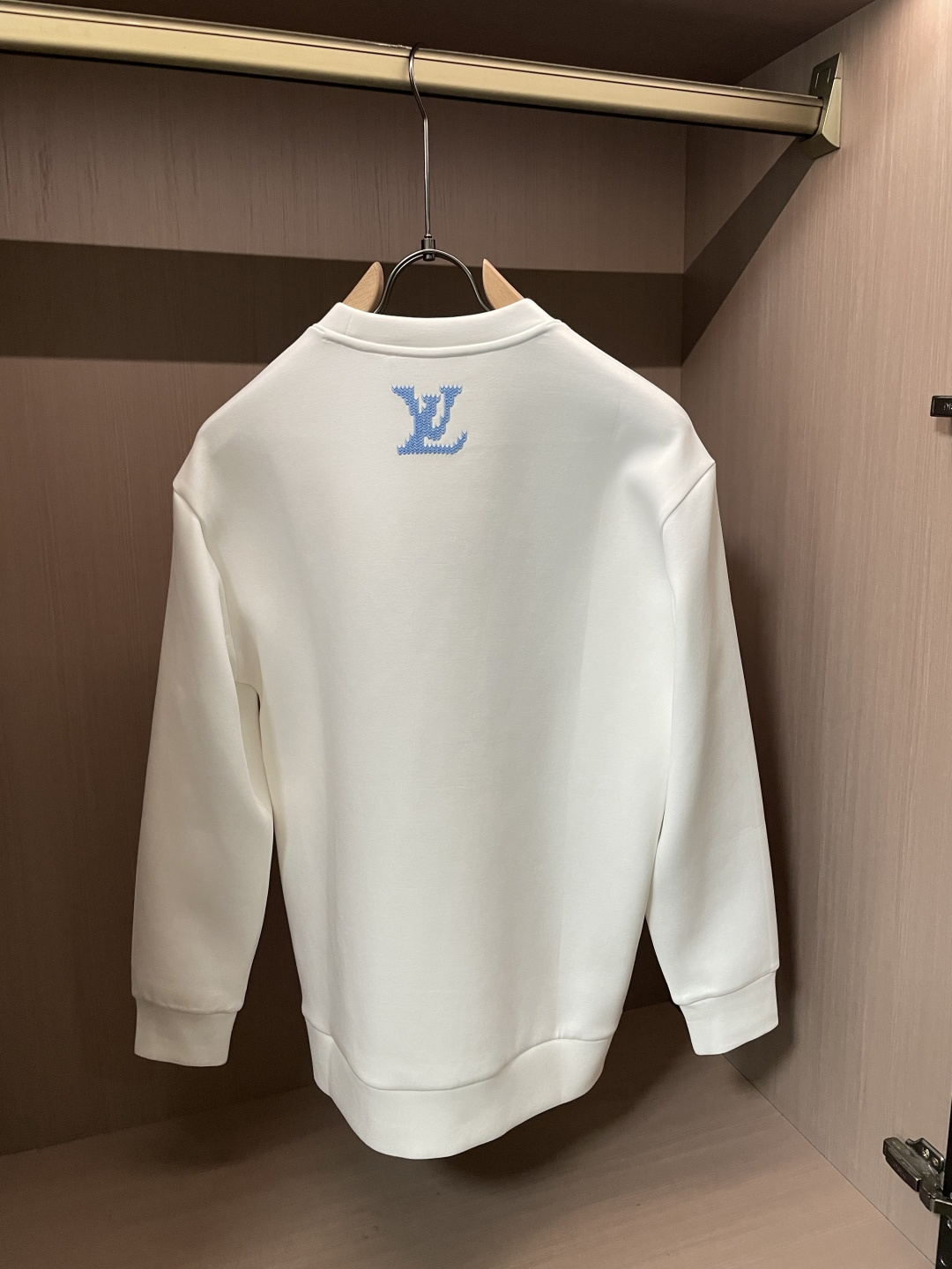 2026秋冬 Lv圆领刺绣短袖T恤打底衫 元素性的Logo徽章凸显休闲时尚魅力,依然独领时尚风骚.内搭好伴侣… 客供高 2026秋冬 Lv圆领刺绣短袖T恤打底衫 元素性的Logo徽章凸显休闲时尚魅力,依然独领时尚风骚.内搭好伴侣… 客供高