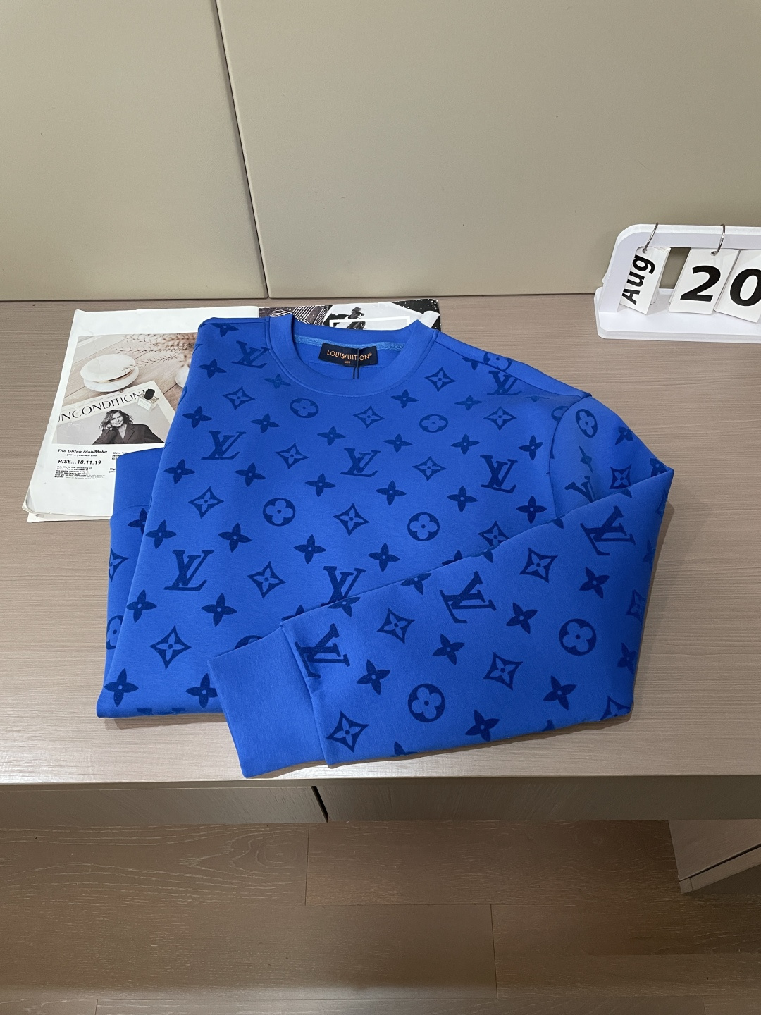2026秋冬 Lv圆领刺绣短袖T恤打底衫 元素性的Logo徽章凸显休闲时尚魅力,依然独领时尚风骚.内搭好伴侣… 客供高 2026秋冬 Lv圆领刺绣短袖T恤打底衫 元素性的Logo徽章凸显休闲时尚魅力,依然独领时尚风骚.内搭好伴侣… 客供高