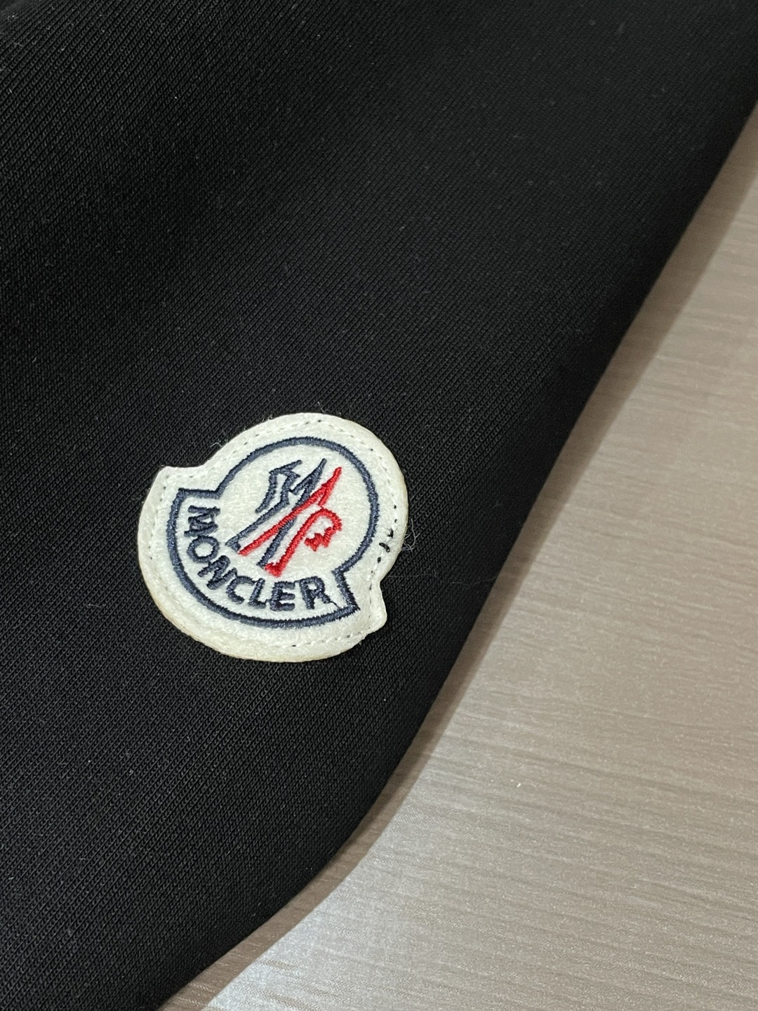 2026秋冬 蒙口圆领刺绣短袖T恤打底衫 元素性的Logo徽章凸显休闲时尚魅力,依然独领时尚风骚.内搭好伴侣… 客供高 2026秋冬 蒙口圆领刺绣短袖T恤打底衫 元素性的Logo徽章凸显休闲时尚魅力,依然独领时尚风骚.内搭好伴侣… 客供高