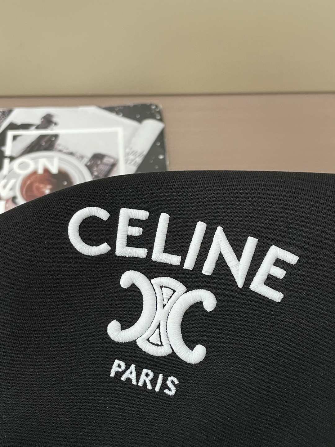 2026秋冬 Celine圆领刺绣短袖T恤打底衫 元素性的Logo徽章凸显休闲时尚魅力,依然独领时尚风骚.内搭好伴侣… 2026秋冬 Celine圆领刺绣短袖T恤打底衫 元素性的Logo徽章凸显休闲时尚魅力,依然独领时尚风骚.内搭好伴侣…