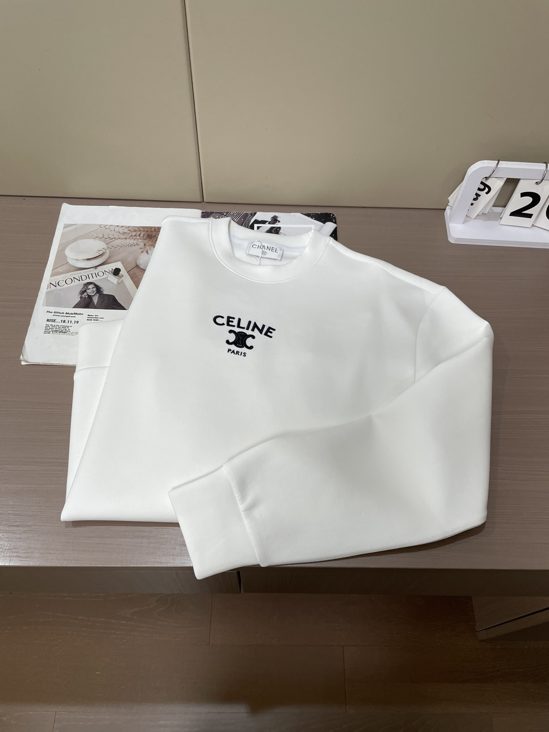 2026秋冬 Celine圆领刺绣短袖T恤打底衫 元素性的Logo徽章凸显休闲时尚魅力,依然独领时尚风骚.内搭好伴侣… 2026秋冬 Celine圆领刺绣短袖T恤打底衫 元素性的Logo徽章凸显休闲时尚魅力,依然独领时尚风骚.内搭好伴侣…