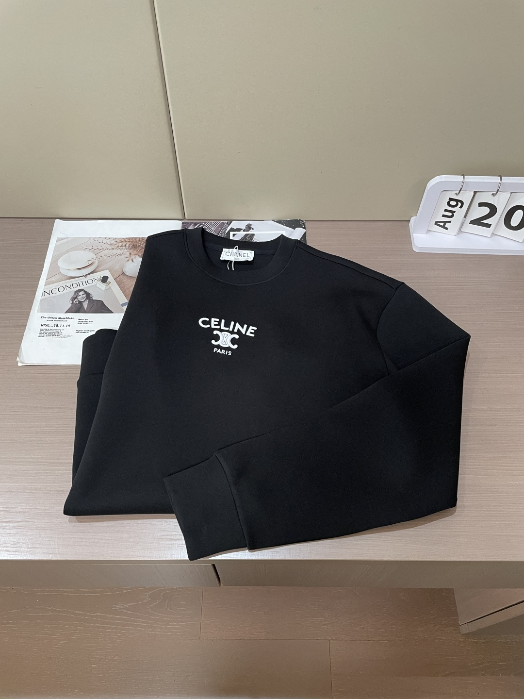 2026秋冬 Celine圆领刺绣短袖T恤打底衫 元素性的Logo徽章凸显休闲时尚魅力,依然独领时尚风骚.内搭好伴侣… 2026秋冬 Celine圆领刺绣短袖T恤打底衫 元素性的Logo徽章凸显休闲时尚魅力,依然独领时尚风骚.内搭好伴侣…