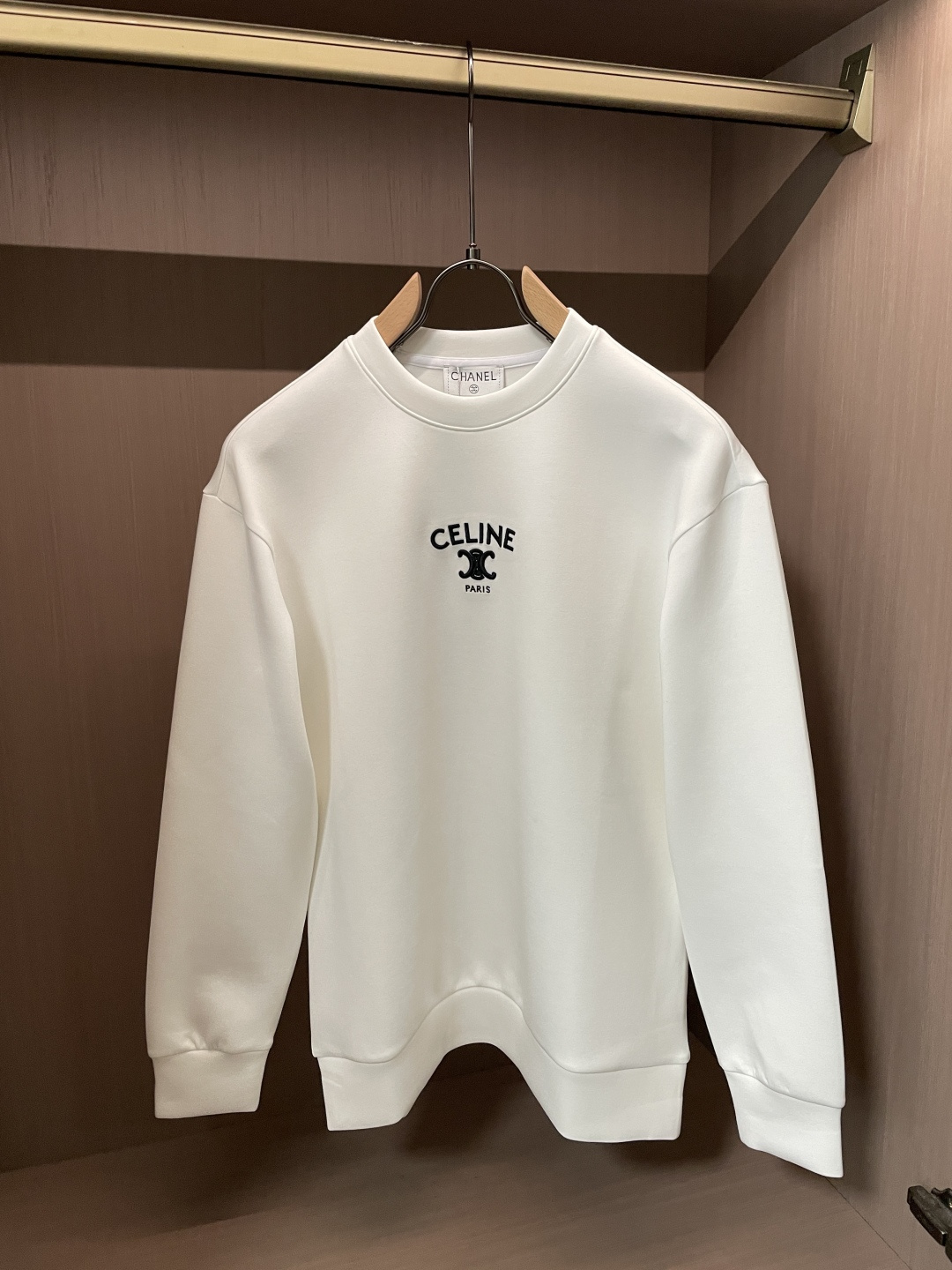 2026秋冬  Celine圆领刺绣短袖T恤打底衫 元素性的Logo徽章凸显休闲时尚魅力,依然独领时尚风骚.内搭好伴侣…