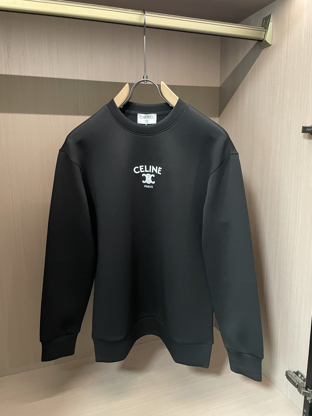 2026秋冬 Celine圆领刺绣短袖T恤打底衫 元素性的Logo徽章凸显休闲时尚魅力,依然独领时尚风骚.内搭好伴侣… 2026秋冬 Celine圆领刺绣短袖T恤打底衫 元素性的Logo徽章凸显休闲时尚魅力,依然独领时尚风骚.内搭好伴侣…