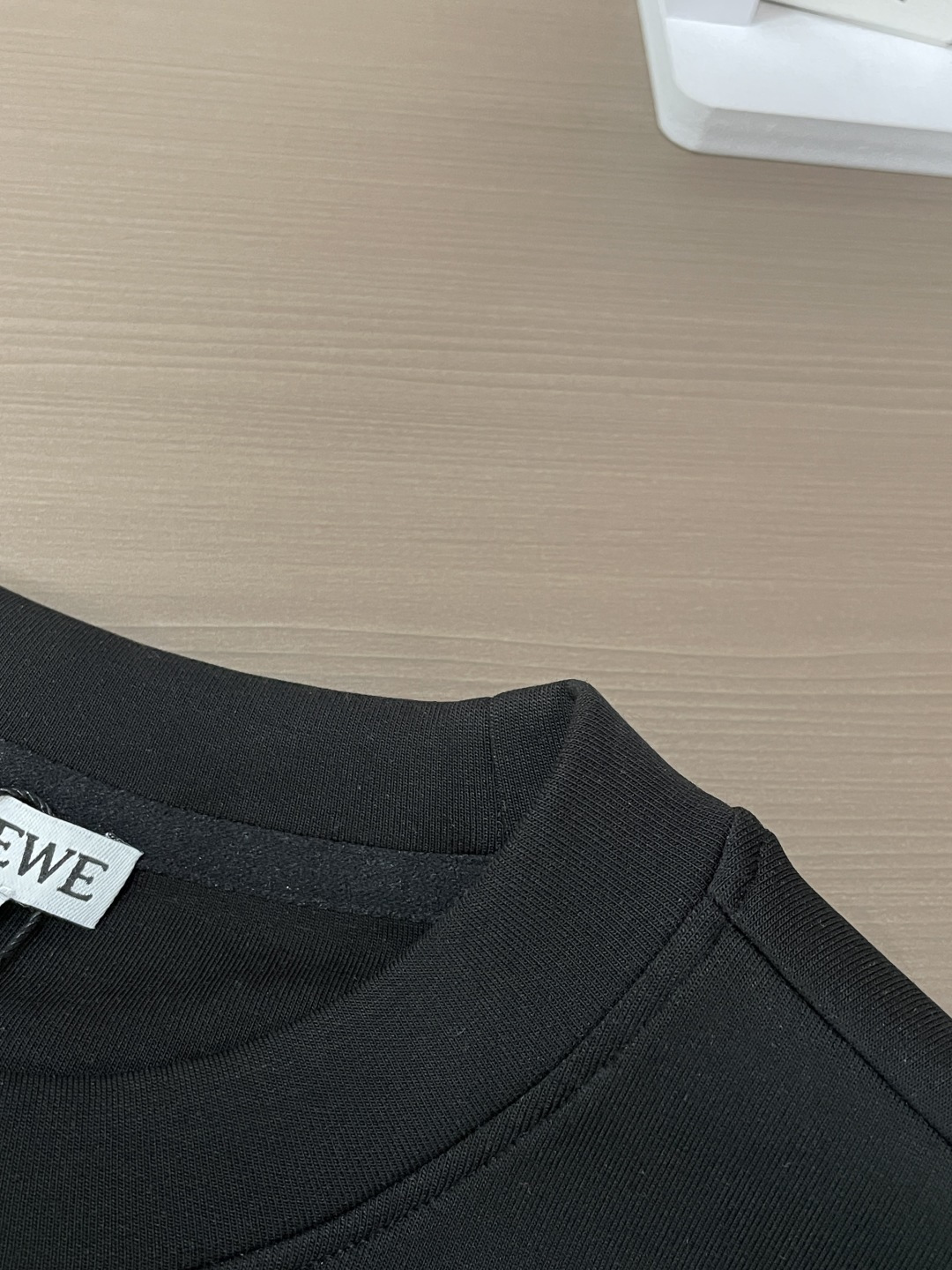 2026秋冬 Loewe圆领刺绣短袖T恤打底衫 元素性的Logo徽章凸显休闲时尚魅力,依然独领时尚风骚.内搭好伴侣… 2026秋冬 Loewe圆领刺绣短袖T恤打底衫 元素性的Logo徽章凸显休闲时尚魅力,依然独领时尚风骚.内搭好伴侣…