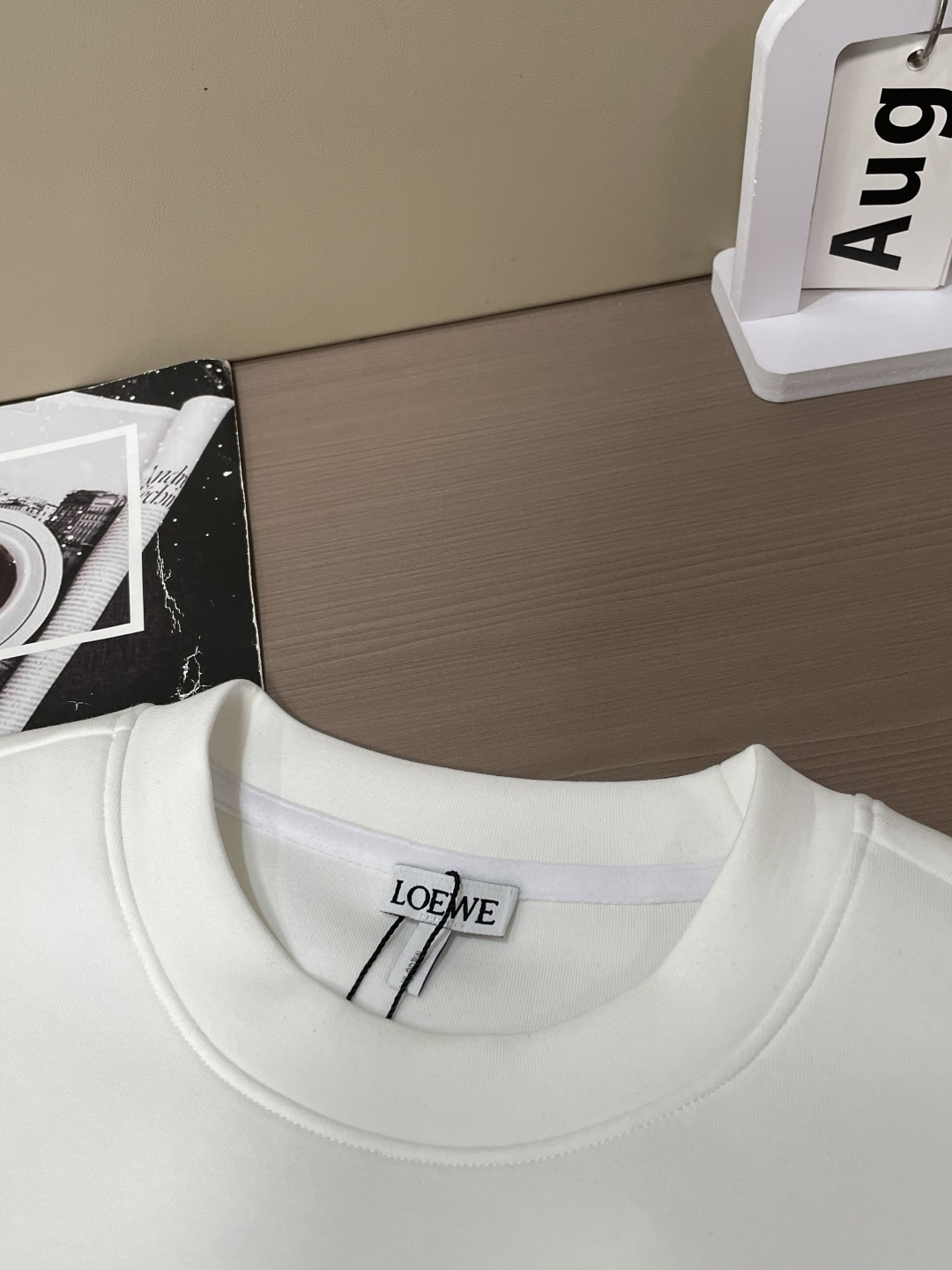 2026秋冬 Loewe圆领刺绣短袖T恤打底衫 元素性的Logo徽章凸显休闲时尚魅力,依然独领时尚风骚.内搭好伴侣… 2026秋冬 Loewe圆领刺绣短袖T恤打底衫 元素性的Logo徽章凸显休闲时尚魅力,依然独领时尚风骚.内搭好伴侣…