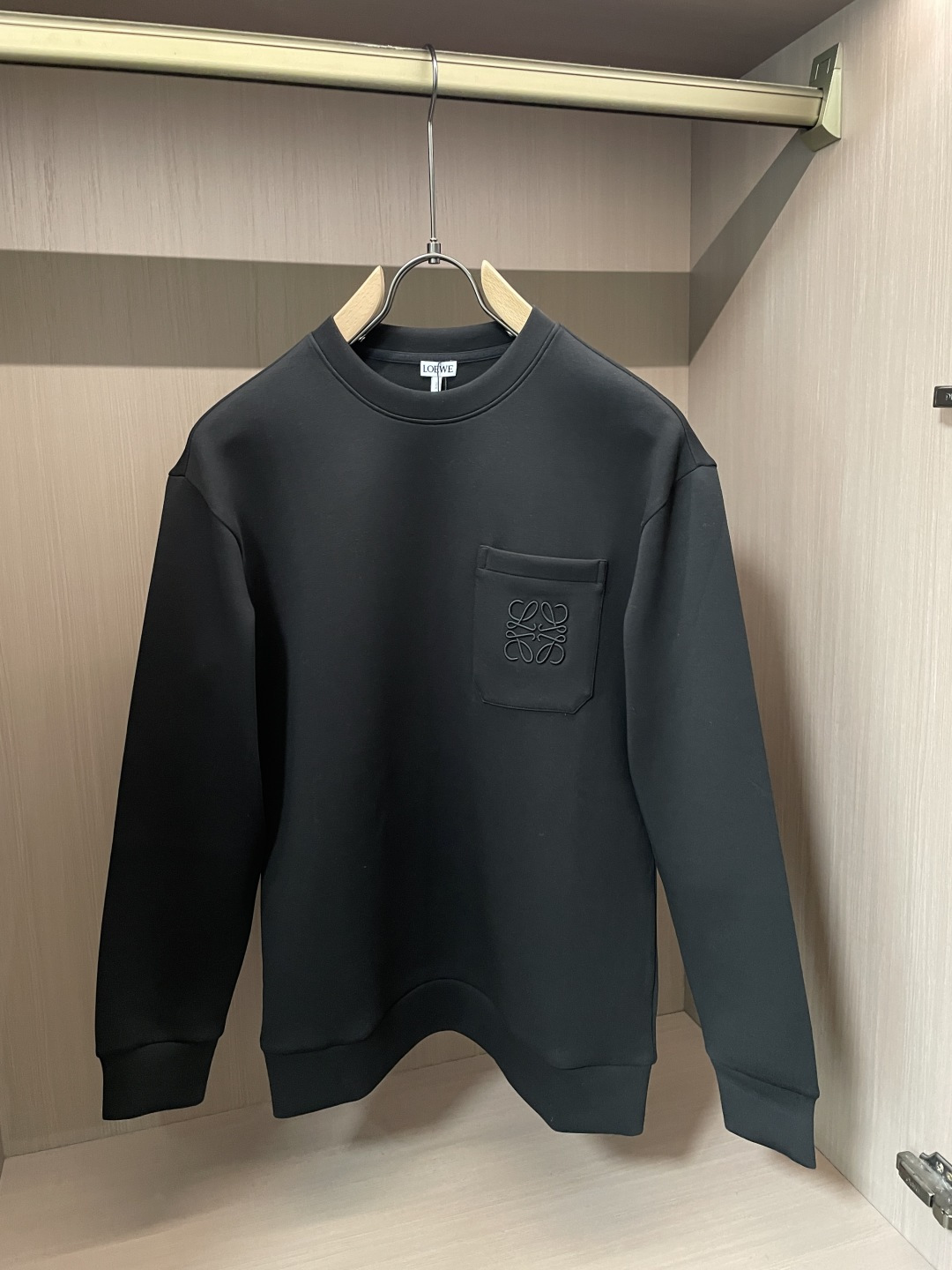 2026秋冬 Loewe圆领刺绣短袖T恤打底衫 元素性的Logo徽章凸显休闲时尚魅力,依然独领时尚风骚.内搭好伴侣… 2026秋冬 Loewe圆领刺绣短袖T恤打底衫 元素性的Logo徽章凸显休闲时尚魅力,依然独领时尚风骚.内搭好伴侣…