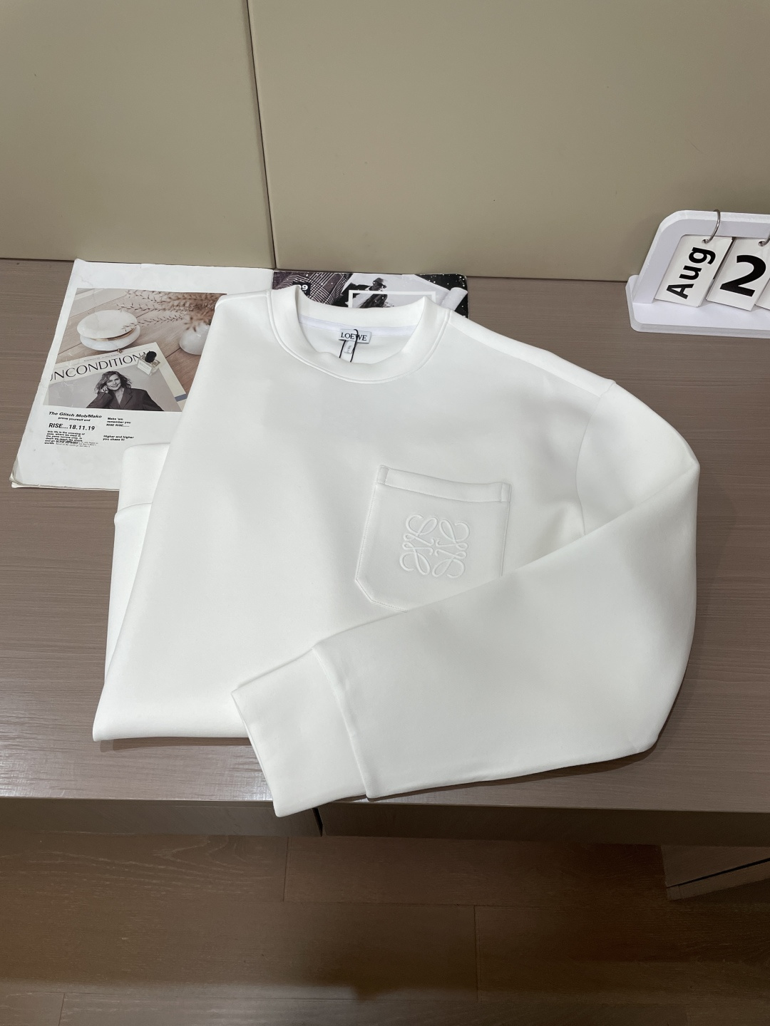 2026秋冬 Loewe圆领刺绣短袖T恤打底衫 元素性的Logo徽章凸显休闲时尚魅力,依然独领时尚风骚.内搭好伴侣… 2026秋冬 Loewe圆领刺绣短袖T恤打底衫 元素性的Logo徽章凸显休闲时尚魅力,依然独领时尚风骚.内搭好伴侣…