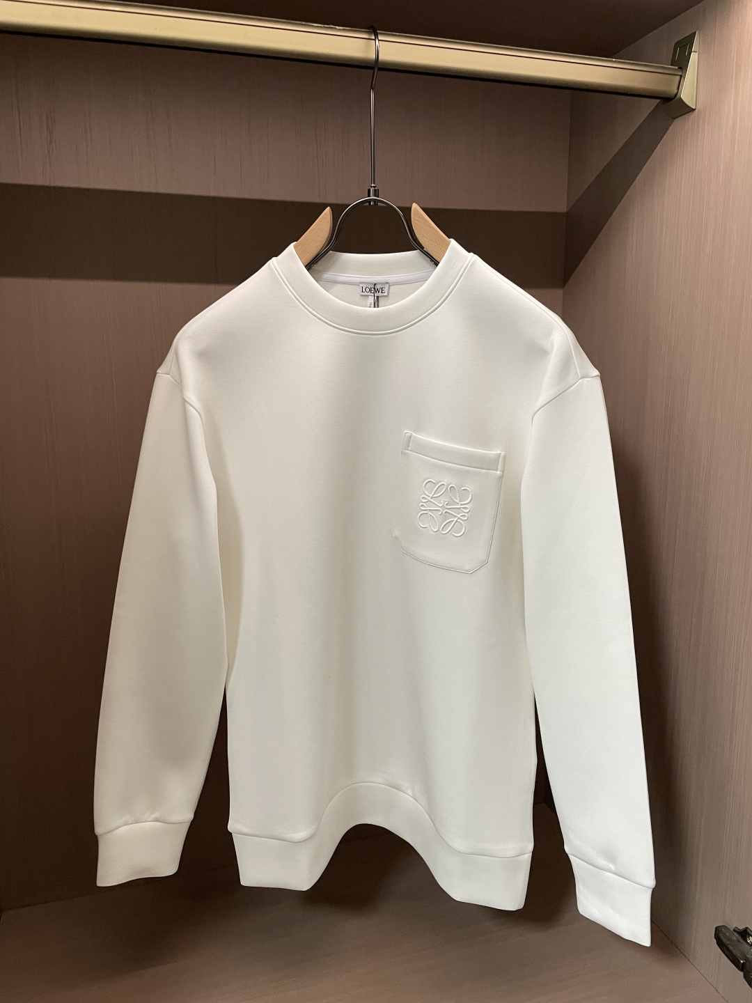 2026秋冬  Loewe圆领刺绣短袖T恤打底衫 元素性的Logo徽章凸显休闲时尚魅力,依然独领时尚风骚.内搭好伴侣… 