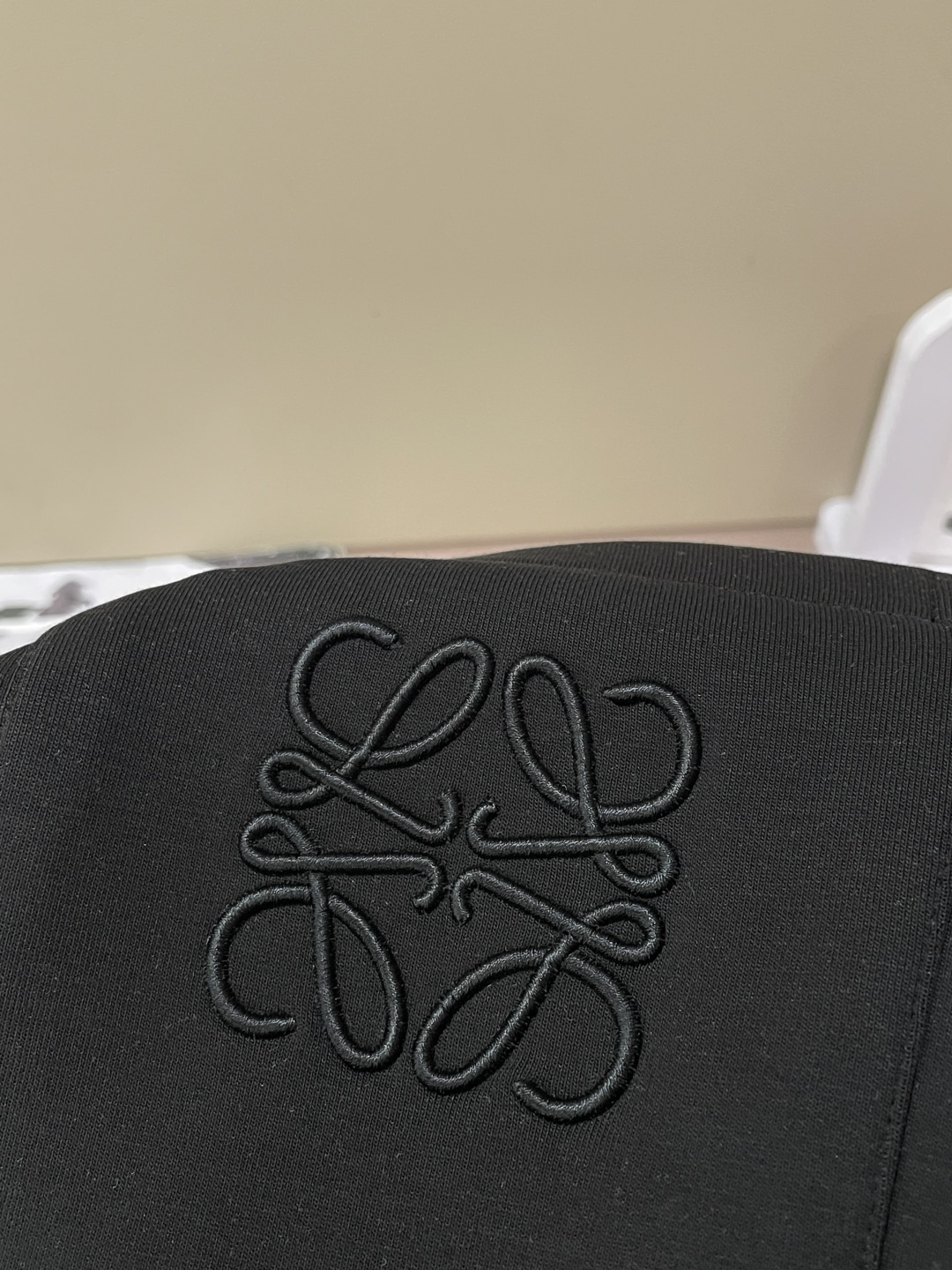 2026秋冬 Loewe圆领刺绣短袖T恤打底衫 元素性的Logo徽章凸显休闲时尚魅力,依然独领时尚风骚.内搭好伴侣… 2026秋冬 Loewe圆领刺绣短袖T恤打底衫 元素性的Logo徽章凸显休闲时尚魅力,依然独领时尚风骚.内搭好伴侣…