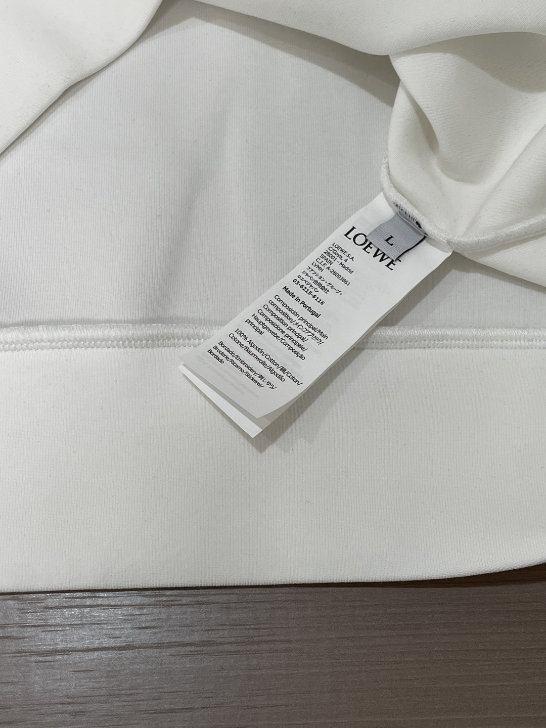 2026秋冬 Loewe圆领刺绣短袖T恤打底衫 元素性的Logo徽章凸显休闲时尚魅力,依然独领时尚风骚.内搭好伴侣… 2026秋冬 Loewe圆领刺绣短袖T恤打底衫 元素性的Logo徽章凸显休闲时尚魅力,依然独领时尚风骚.内搭好伴侣…