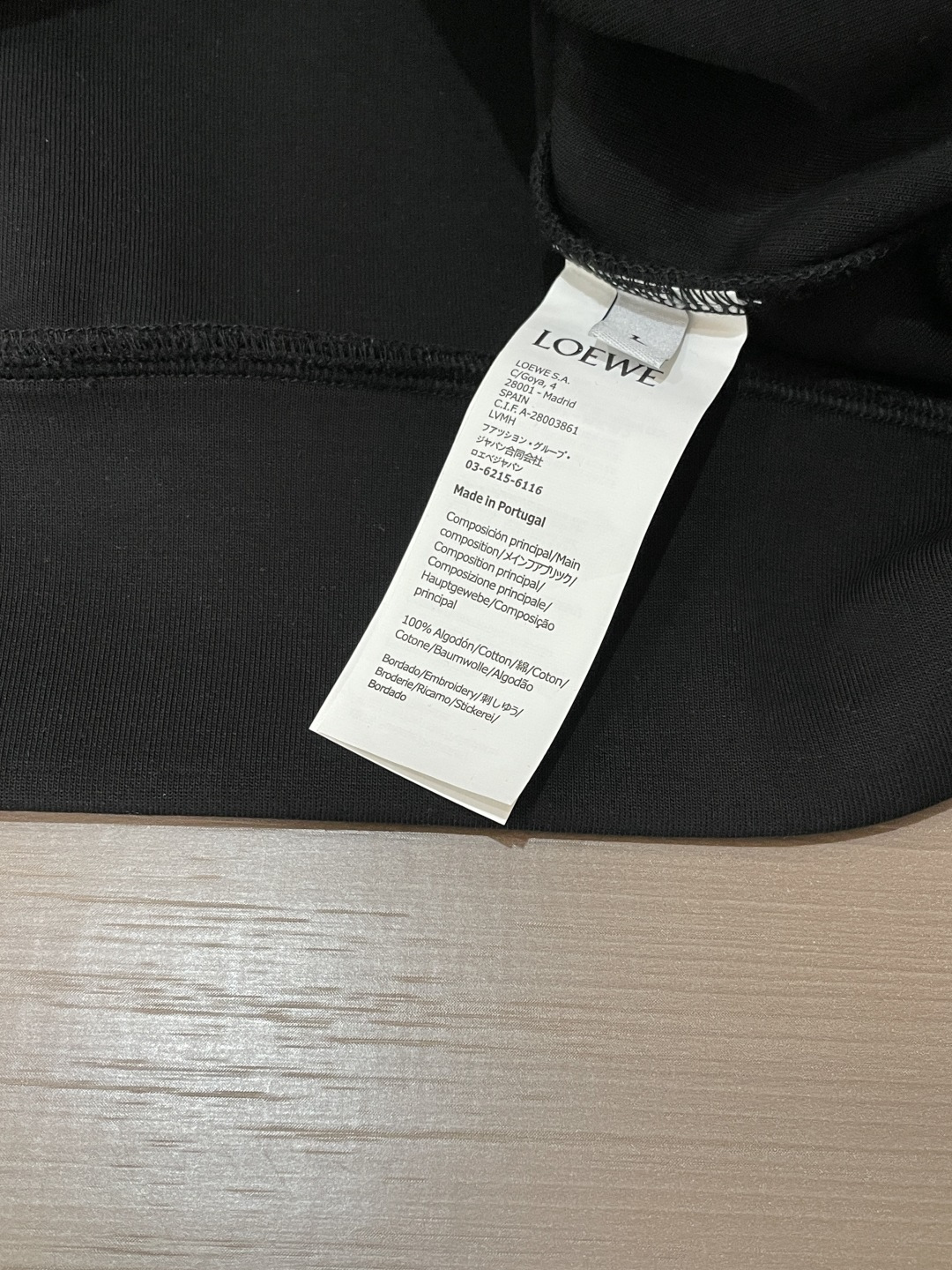 2026秋冬 Loewe圆领刺绣短袖T恤打底衫 元素性的Logo徽章凸显休闲时尚魅力,依然独领时尚风骚.内搭好伴侣… 2026秋冬 Loewe圆领刺绣短袖T恤打底衫 元素性的Logo徽章凸显休闲时尚魅力,依然独领时尚风骚.内搭好伴侣…