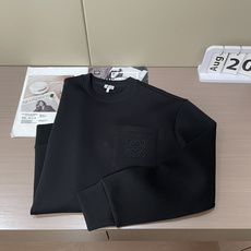 2026秋冬 Loewe圆领刺绣短袖T恤打底衫 元素性的Logo徽章凸显休闲时尚魅力,依然独领时尚风骚.内搭好伴侣… 2026秋冬 Loewe圆领刺绣短袖T恤打底衫 元素性的Logo徽章凸显休闲时尚魅力,依然独领时尚风骚.内搭好伴侣…
