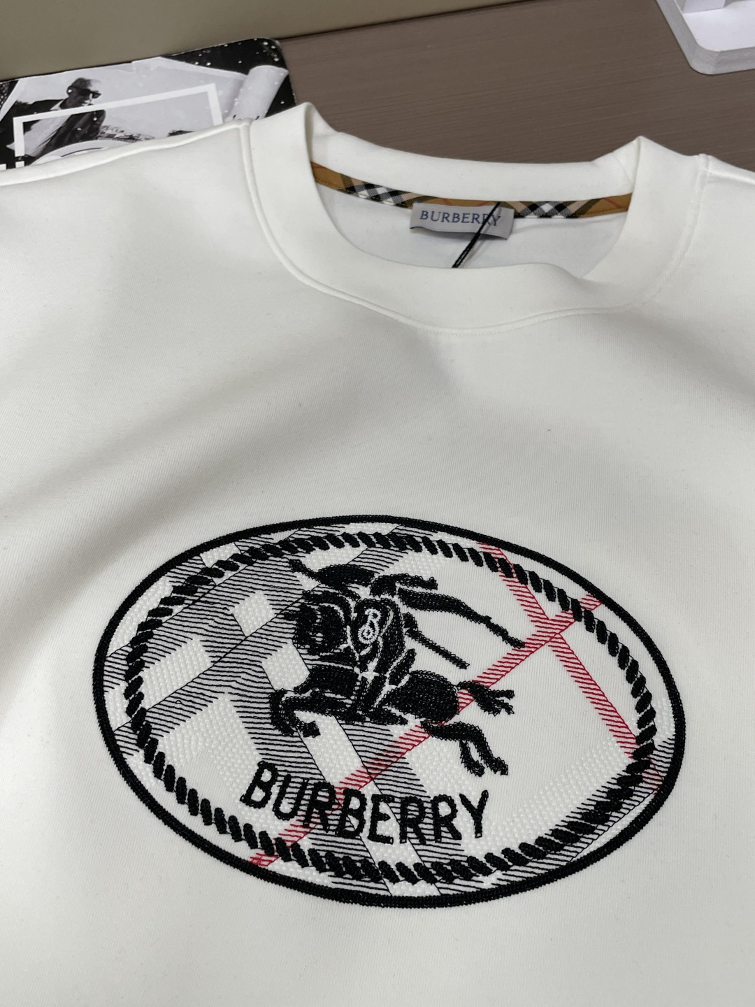 2026秋冬 Bur圆领刺绣短袖T恤打底衫 元素性的Logo徽章凸显休闲时尚魅力,依然独领时尚风骚.内搭好伴侣… 客供 2026秋冬 Bur圆领刺绣短袖T恤打底衫 元素性的Logo徽章凸显休闲时尚魅力,依然独领时尚风骚.内搭好伴侣… 客供