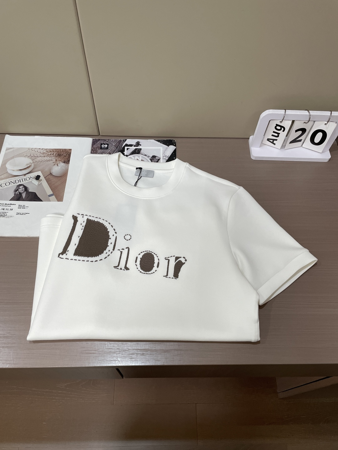 2026秋冬 Dior圆领刺绣短袖T恤打底衫 元素性的Logo徽章凸显休闲时尚魅力,依然独领时尚风骚.内搭好伴侣… 客 2026秋冬 Dior圆领刺绣短袖T恤打底衫 元素性的Logo徽章凸显休闲时尚魅力,依然独领时尚风骚.内搭好伴侣… 客