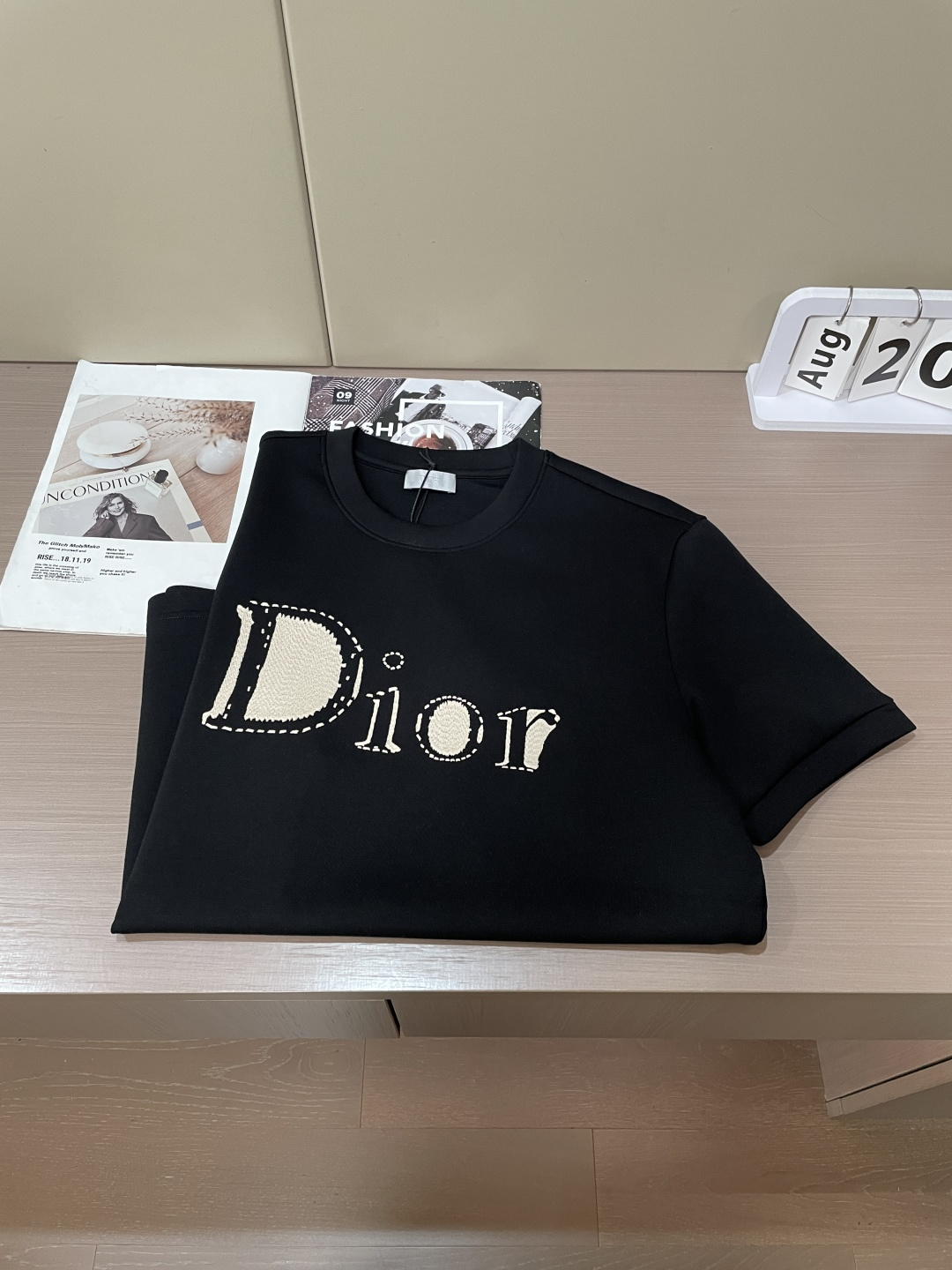 2026秋冬 Dior圆领刺绣短袖T恤打底衫 元素性的Logo徽章凸显休闲时尚魅力,依然独领时尚风骚.内搭好伴侣… 客 2026秋冬 Dior圆领刺绣短袖T恤打底衫 元素性的Logo徽章凸显休闲时尚魅力,依然独领时尚风骚.内搭好伴侣… 客