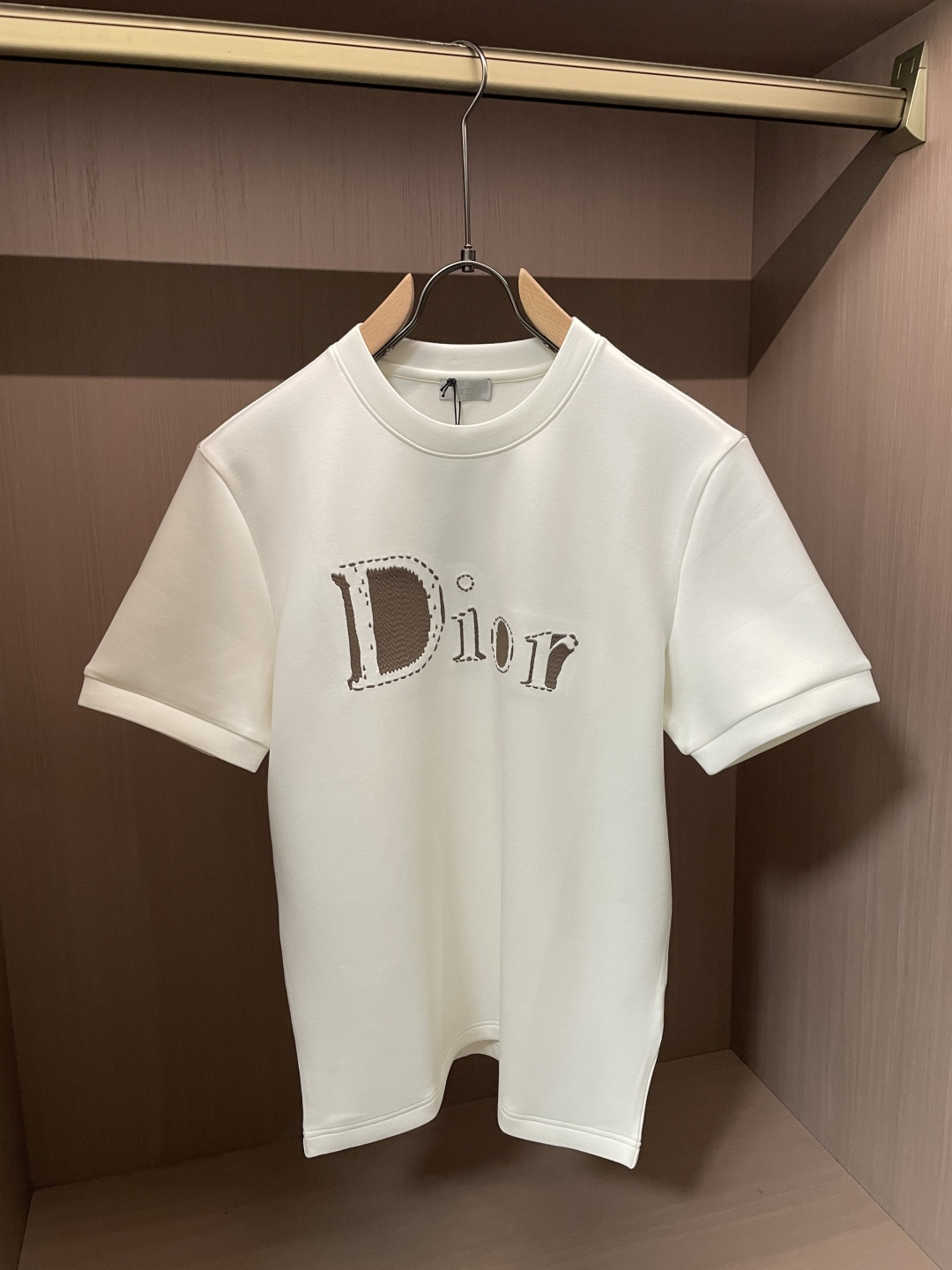 2026秋冬  Dior圆领刺绣短袖T恤打底衫 元素性的Logo徽章凸显休闲时尚魅力,依然独领时尚风骚.内搭好伴侣… 客