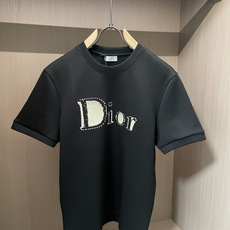2026秋冬 Dior圆领刺绣短袖T恤打底衫 元素性的Logo徽章凸显休闲时尚魅力,依然独领时尚风骚.内搭好伴侣… 客 2026秋冬 Dior圆领刺绣短袖T恤打底衫 元素性的Logo徽章凸显休闲时尚魅力,依然独领时尚风骚.内搭好伴侣… 客
