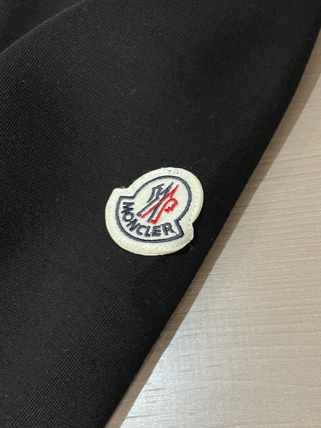 2026秋冬 蒙口圆领刺绣短袖T恤打底衫 元素性的Logo徽章凸显休闲时尚魅力,依然独领时尚风骚.内搭好伴侣… 客供高 2026秋冬 蒙口圆领刺绣短袖T恤打底衫 元素性的Logo徽章凸显休闲时尚魅力,依然独领时尚风骚.内搭好伴侣… 客供高