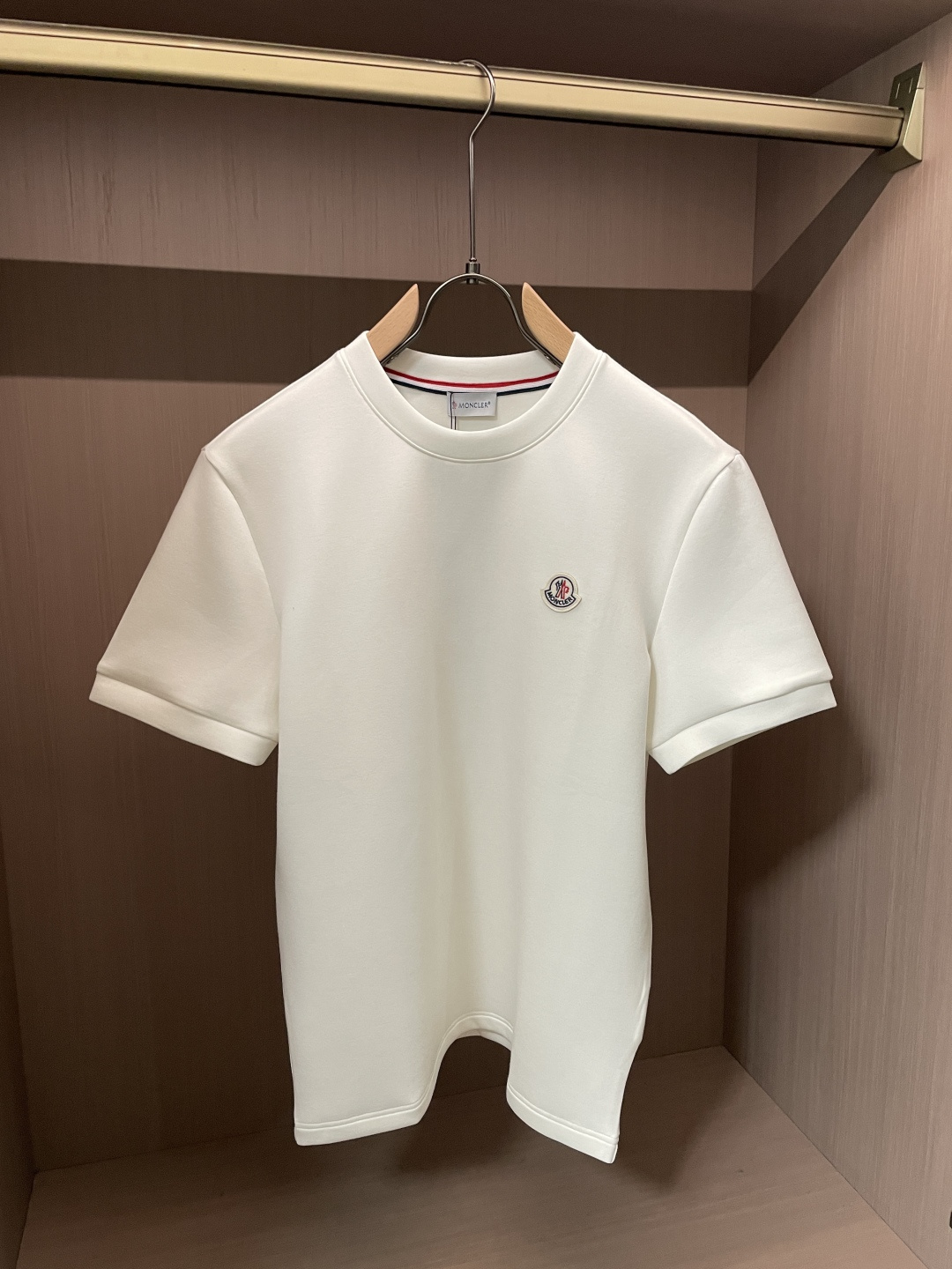 2026秋冬  蒙口圆领刺绣短袖T恤打底衫 元素性的Logo徽章凸显休闲时尚魅力,依然独领时尚风骚.内搭好伴侣… 客供高