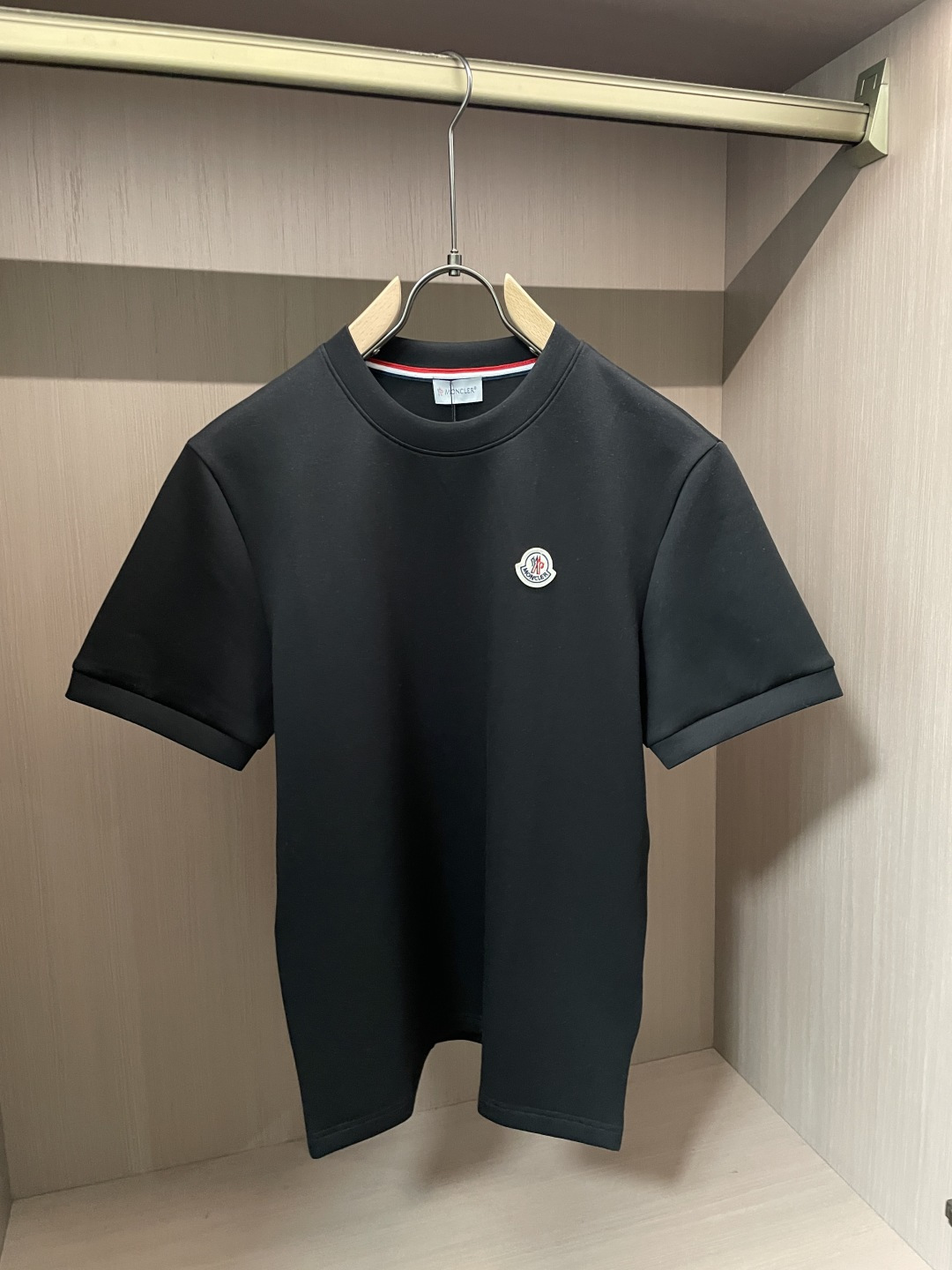2026秋冬 蒙口圆领刺绣短袖T恤打底衫 元素性的Logo徽章凸显休闲时尚魅力,依然独领时尚风骚.内搭好伴侣… 客供高 2026秋冬 蒙口圆领刺绣短袖T恤打底衫 元素性的Logo徽章凸显休闲时尚魅力,依然独领时尚风骚.内搭好伴侣… 客供高