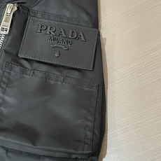 Prad男士拼接连帽机能夹克 黑调硬核质感,针织面料与防风尼龙面料撞料拼接,层次高级。 衣身主体蜂窝针织肌理,透气富有弹 Prad男士拼接连帽机能夹克 黑调硬核质感,针织面料与防风尼龙面料撞料拼接,层次高级。 衣身主体蜂窝针织肌理,透气富有弹