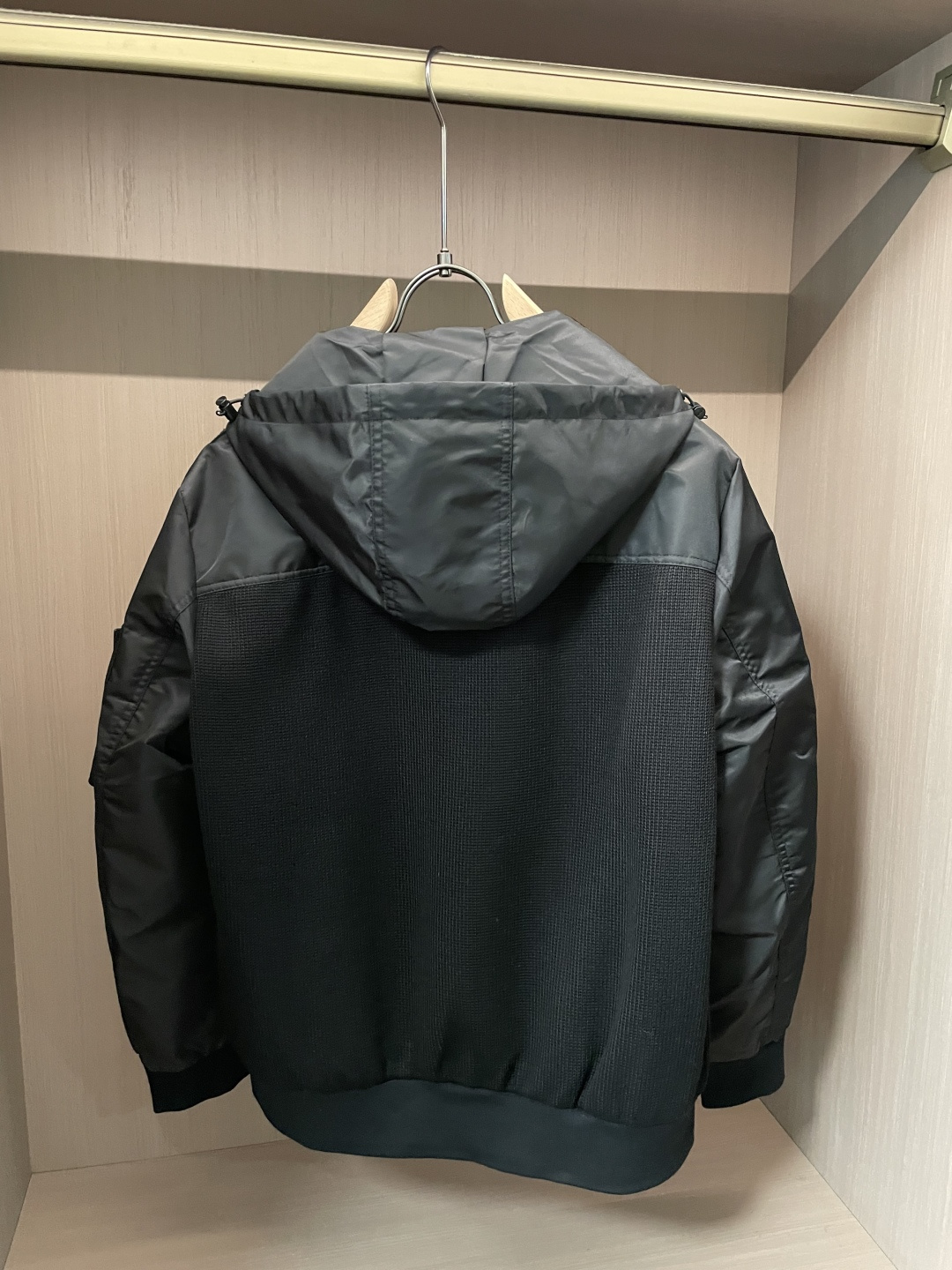 Prad男士拼接连帽机能夹克 黑调硬核质感,针织面料与防风尼龙面料撞料拼接,层次高级。 衣身主体蜂窝针织肌理,透气富有弹 Prad男士拼接连帽机能夹克 黑调硬核质感,针织面料与防风尼龙面料撞料拼接,层次高级。 衣身主体蜂窝针织肌理,透气富有弹