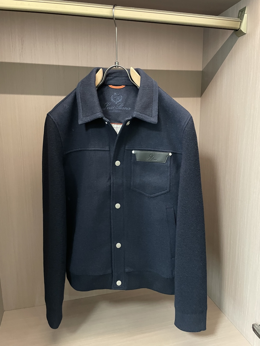 Loro Piana老钱风拼接翻领工装夹克 两色可选｜藏青/燕麦灰 简约翻领工装夹克，羊毛质感衣身拼接针织袖，巧妙的面料