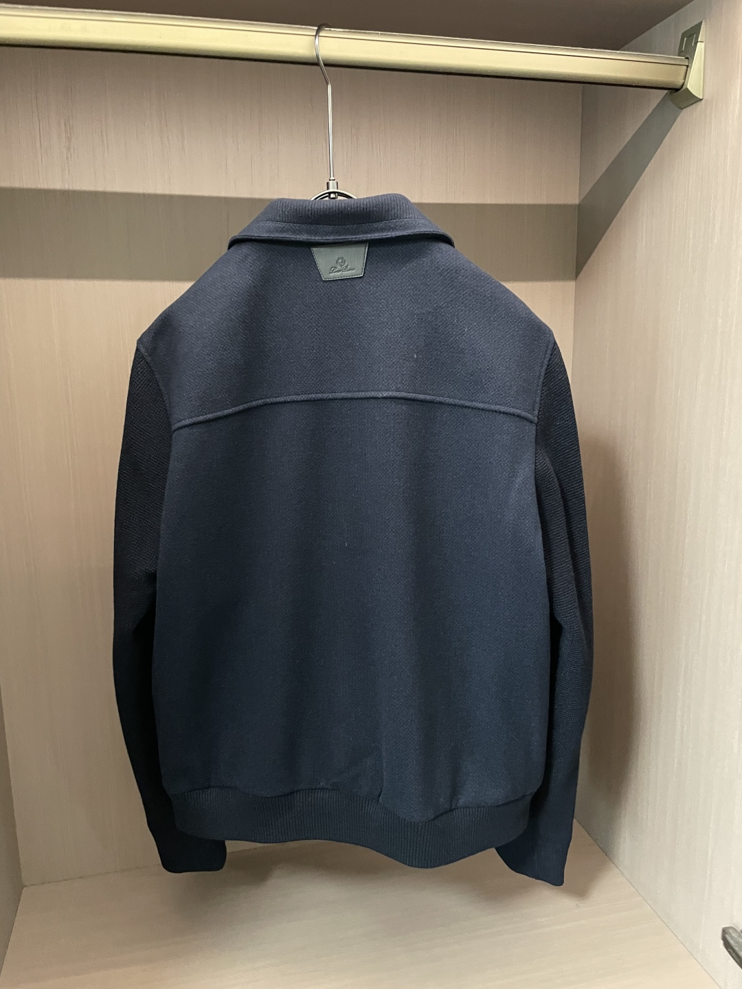 Loro Piana老钱风拼接翻领工装夹克 两色可选｜藏青/燕麦灰 简约翻领工装夹克，羊毛质感衣身拼接针织袖，巧妙的面料