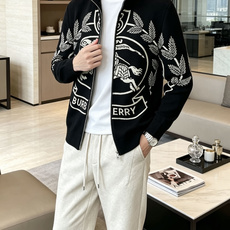 Bur经典骑士战马大徽章提花,黑白撞色,自带大牌复古气场,辨识度十足。 立领拉链针织外套,利落棒球夹克版型,上身挺括有型 Bur经典骑士战马大徽章提花,黑白撞色,自带大牌复古气场,辨识度十足。 立领拉链针织外套,利落棒球夹克版型,上身挺括有型