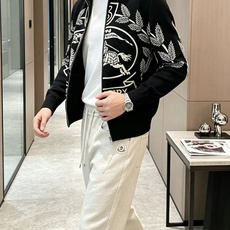 Bur经典骑士战马大徽章提花,黑白撞色,自带大牌复古气场,辨识度十足。 立领拉链针织外套,利落棒球夹克版型,上身挺括有型 Bur经典骑士战马大徽章提花,黑白撞色,自带大牌复古气场,辨识度十足。 立领拉链针织外套,利落棒球夹克版型,上身挺括有型