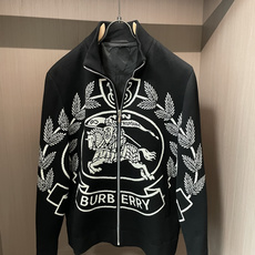 Bur经典骑士战马大徽章提花,黑白撞色,自带大牌复古气场,辨识度十足。 立领拉链针织外套,利落棒球夹克版型,上身挺括有型 Bur经典骑士战马大徽章提花,黑白撞色,自带大牌复古气场,辨识度十足。 立领拉链针织外套,利落棒球夹克版型,上身挺括有型