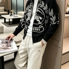 Bur经典骑士战马大徽章提花,黑白撞色,自带大牌复古气场,辨识度十足。 立领拉链针织外套,利落棒球夹克版型,上身挺括有型 Bur经典骑士战马大徽章提花,黑白撞色,自带大牌复古气场,辨识度十足。 立领拉链针织外套,利落棒球夹克版型,上身挺括有型