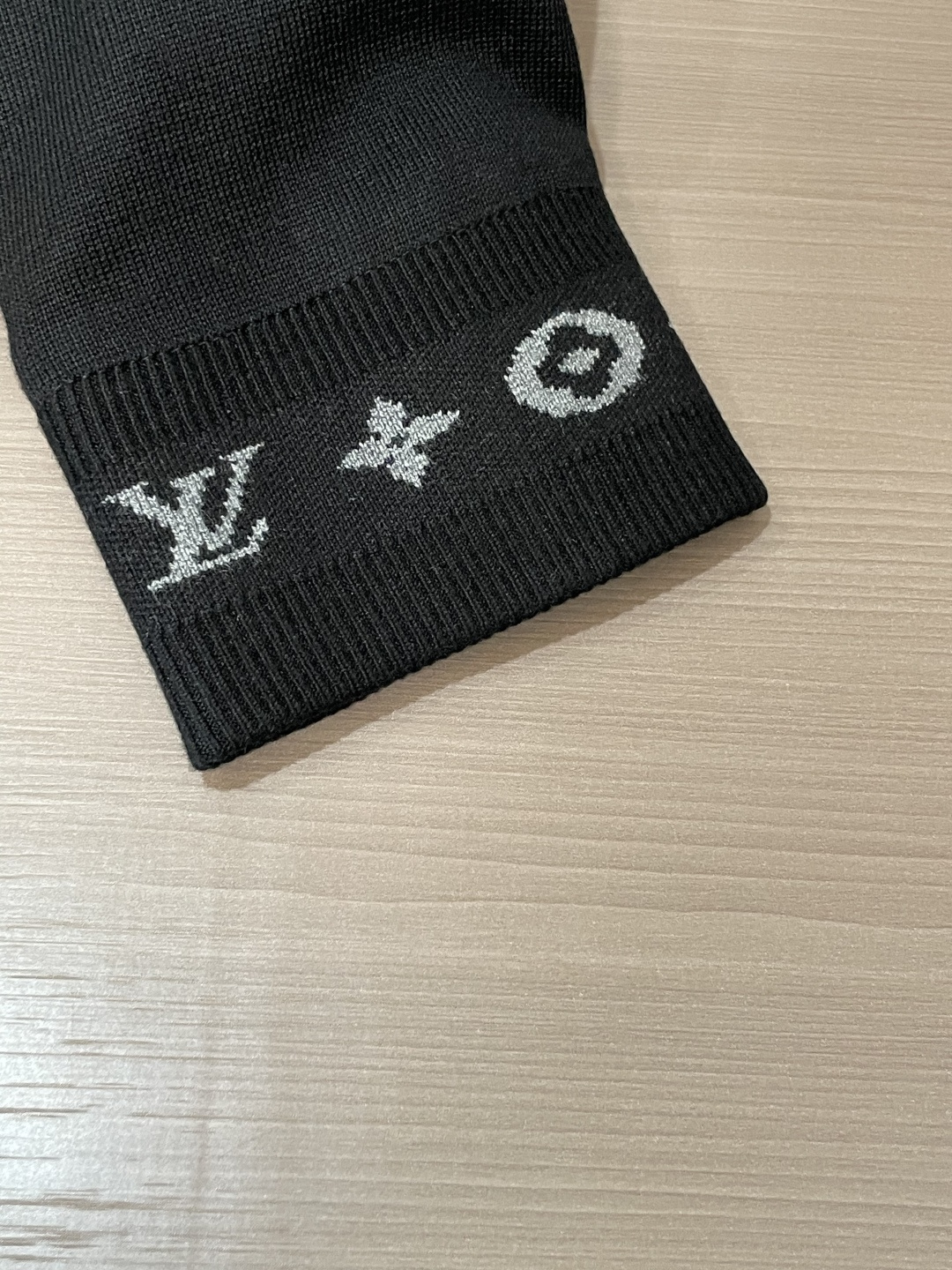 Lv提花立领针织夹克 两色可选|高级灰/经典黑 简约净色衣身,细节暗藏巧思,领口、袖口专属老花提花点缀,低调不张扬,轻奢 Lv提花立领针织夹克 两色可选|高级灰/经典黑 简约净色衣身,细节暗藏巧思,领口、袖口专属老花提花点缀,低调不张扬,轻奢