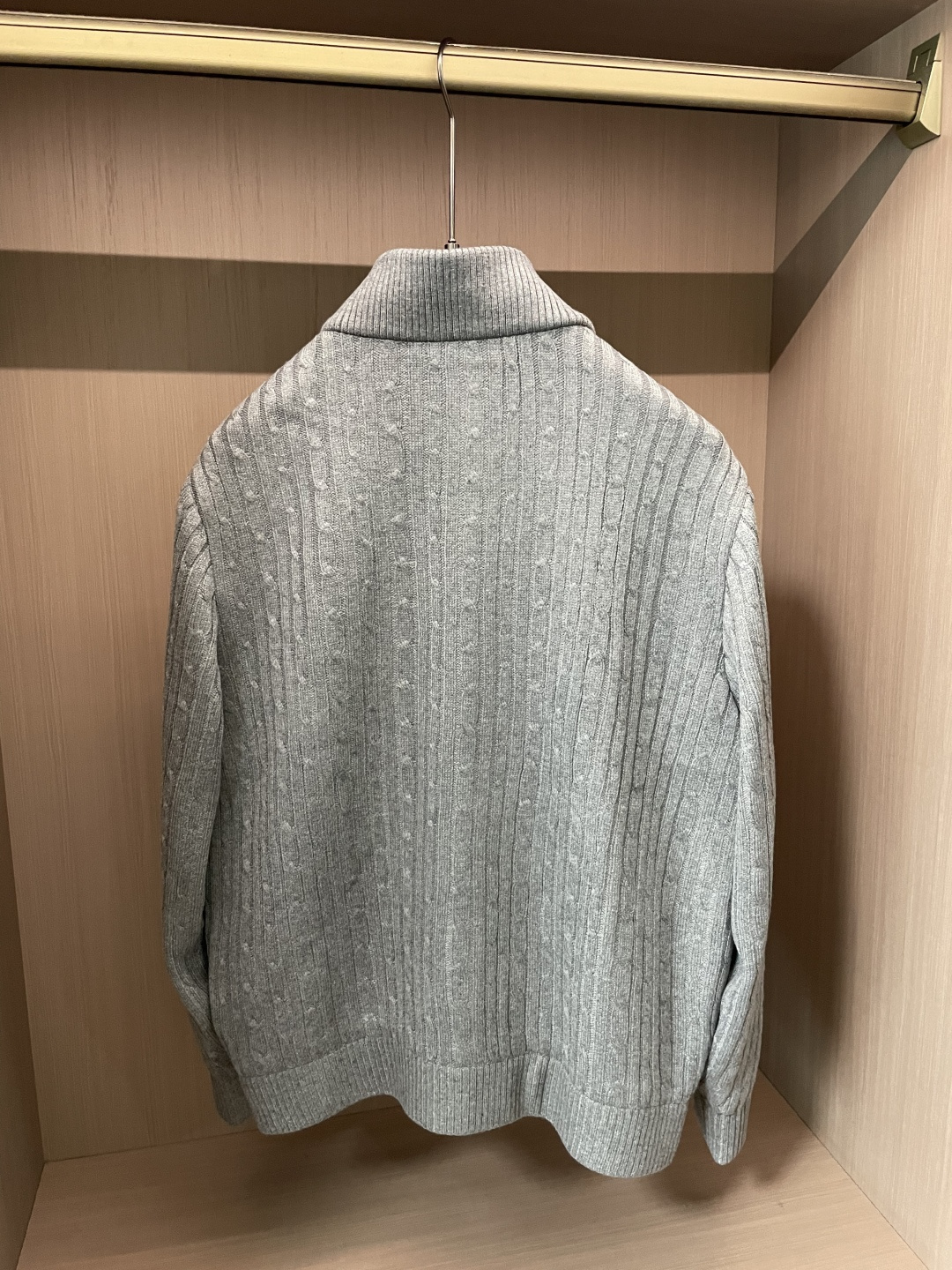 Loro Piana男士绞花立领拉链针织开衫 两色可选｜高级灰/藏青色 经典麻花纹理，复古绞花编织工艺，肌理感饱满立体，