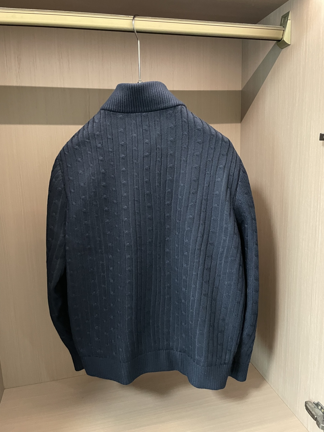 Loro Piana男士绞花立领拉链针织开衫 两色可选｜高级灰/藏青色 经典麻花纹理，复古绞花编织工艺，肌理感饱满立体，