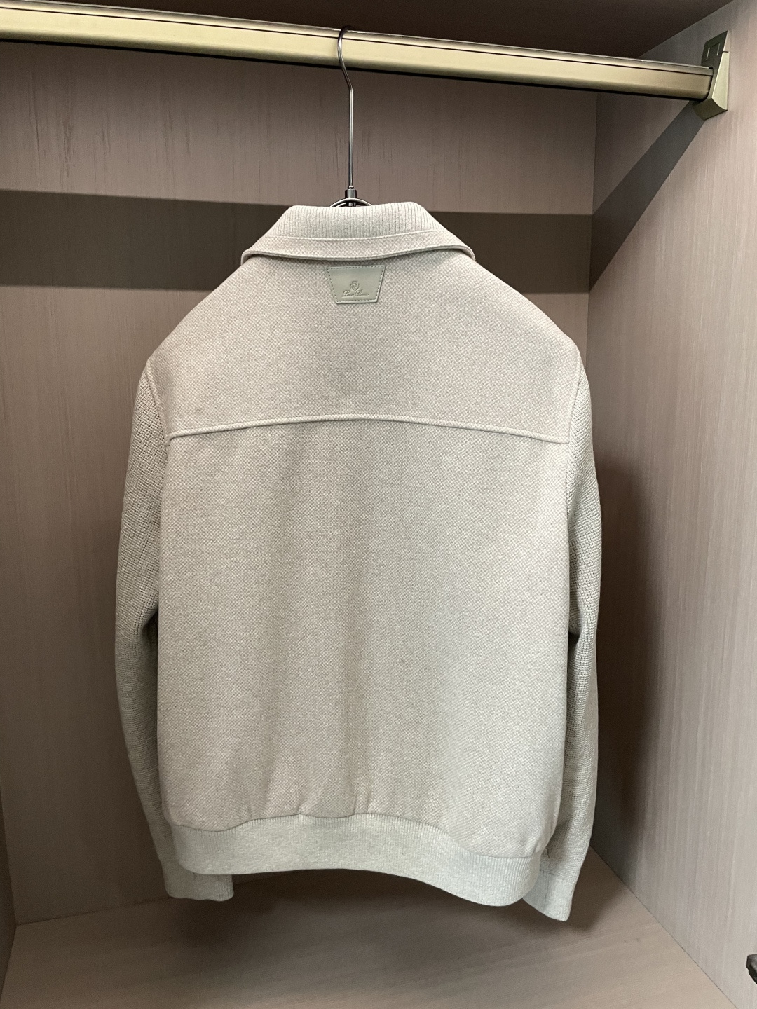 Loro Piana老钱风拼接翻领工装夹克 两色可选｜藏青/燕麦灰 简约翻领工装夹克，羊毛质感衣身拼接针织袖，巧妙的面料