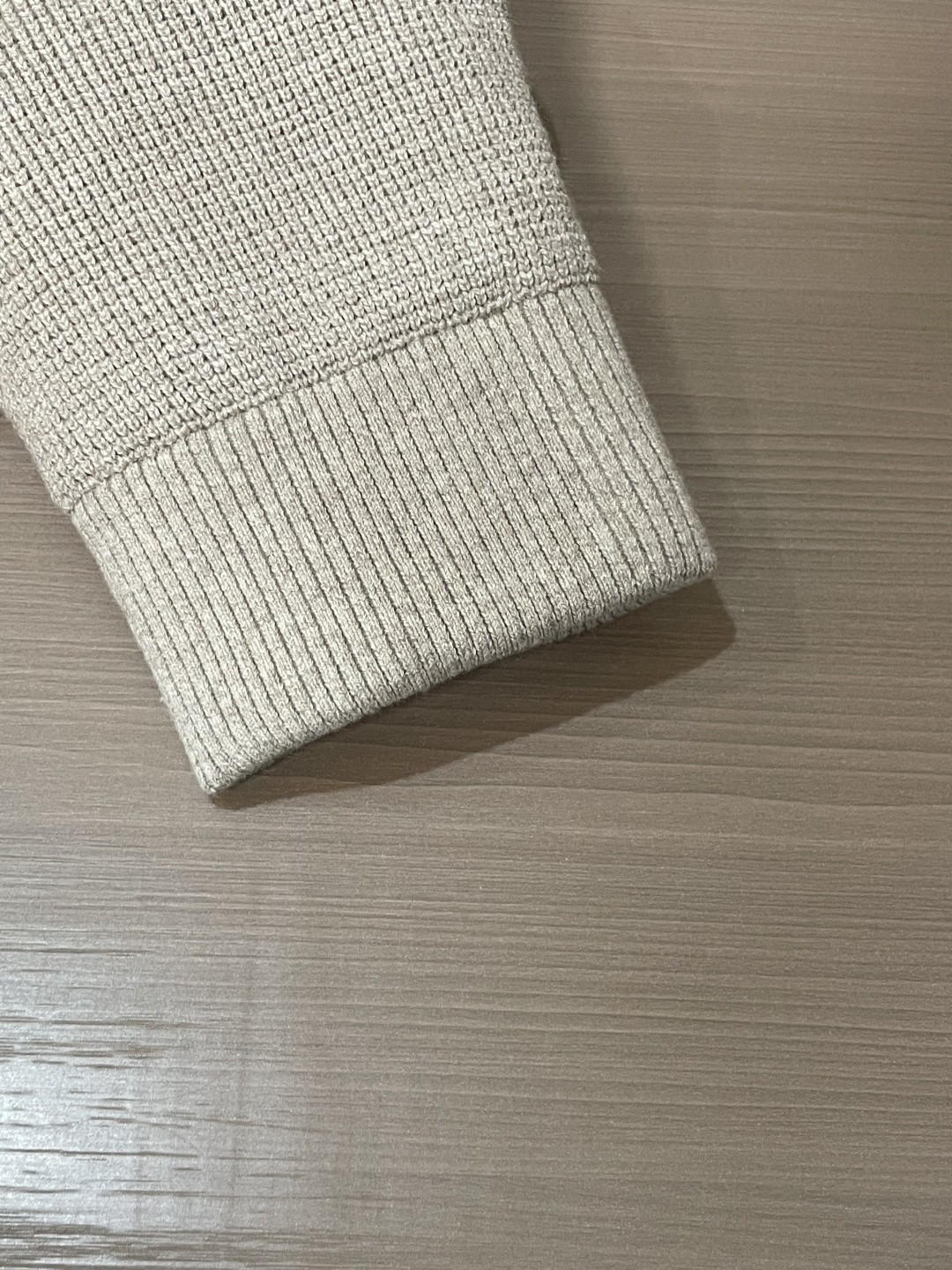 Loro Piana老钱风拼接翻领工装夹克 两色可选｜藏青/燕麦灰 简约翻领工装夹克，羊毛质感衣身拼接针织袖，巧妙的面料